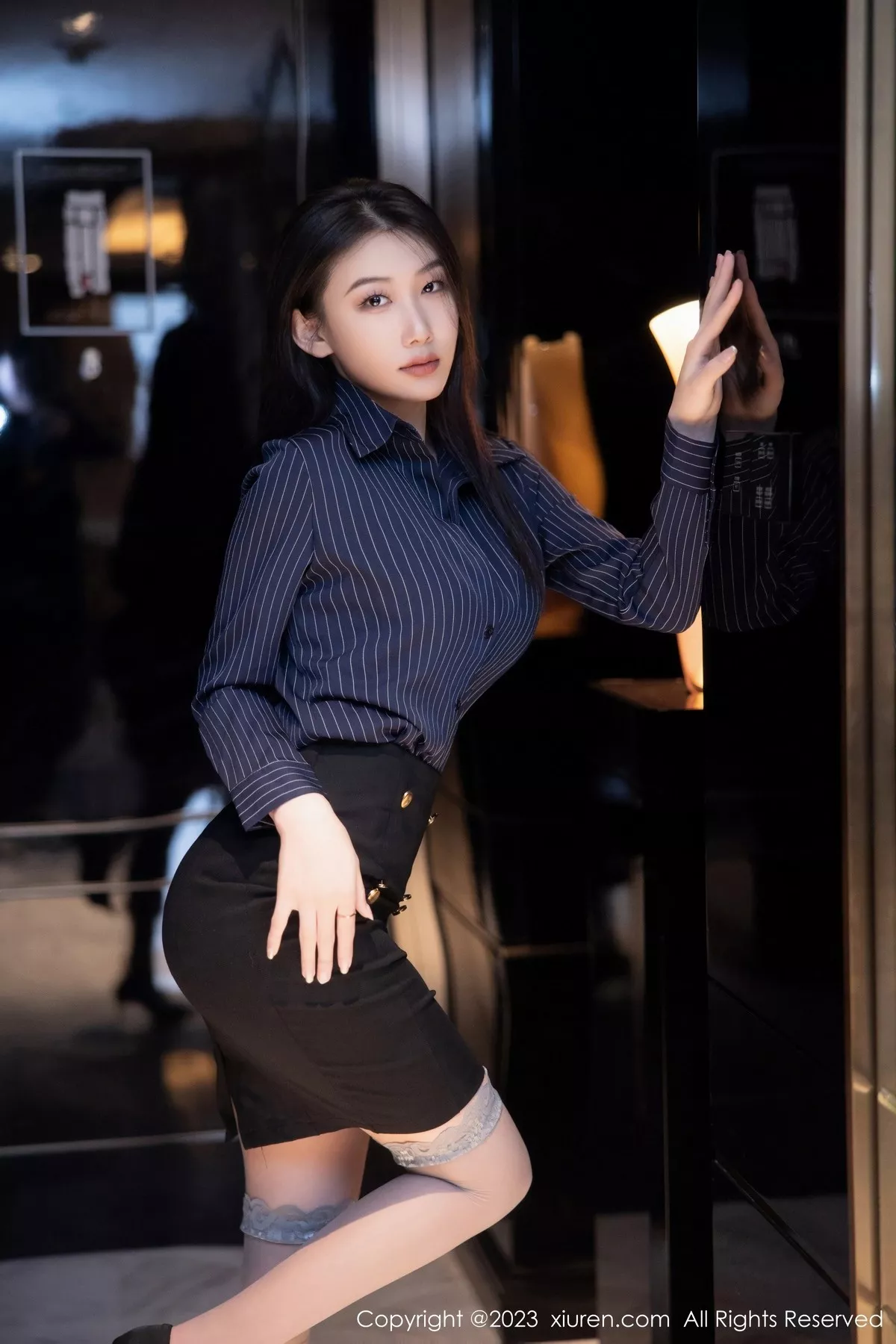 秀人集.com_[XiuRen秀人网]No.6418_模特李佳芮cherie深色条纹服配短裙露黑色蕾丝情趣内衣诱惑写真75P