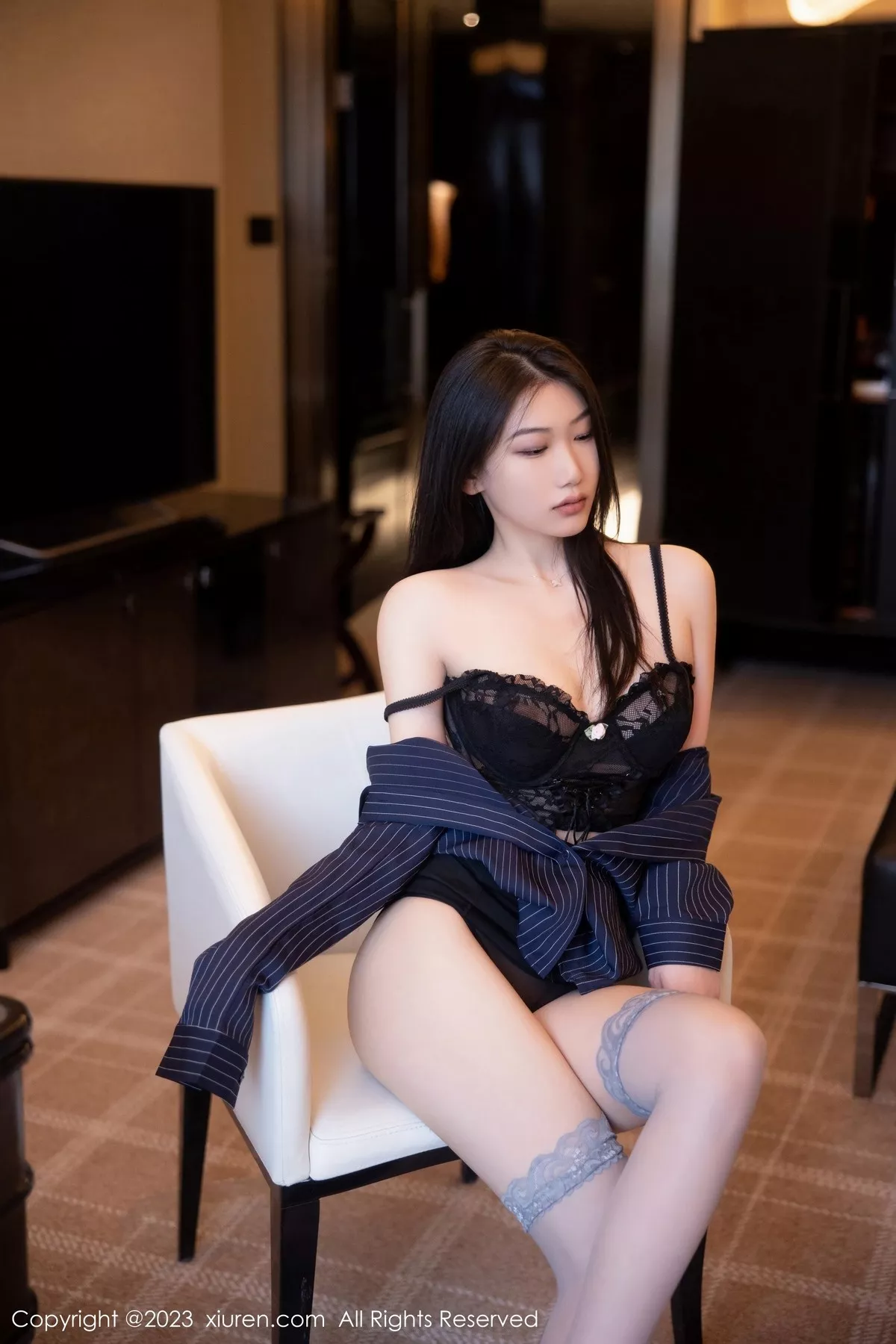 秀人集.com_[XiuRen秀人网]No.6418_模特李佳芮cherie深色条纹服配短裙露黑色蕾丝情趣内衣诱惑写真75P
