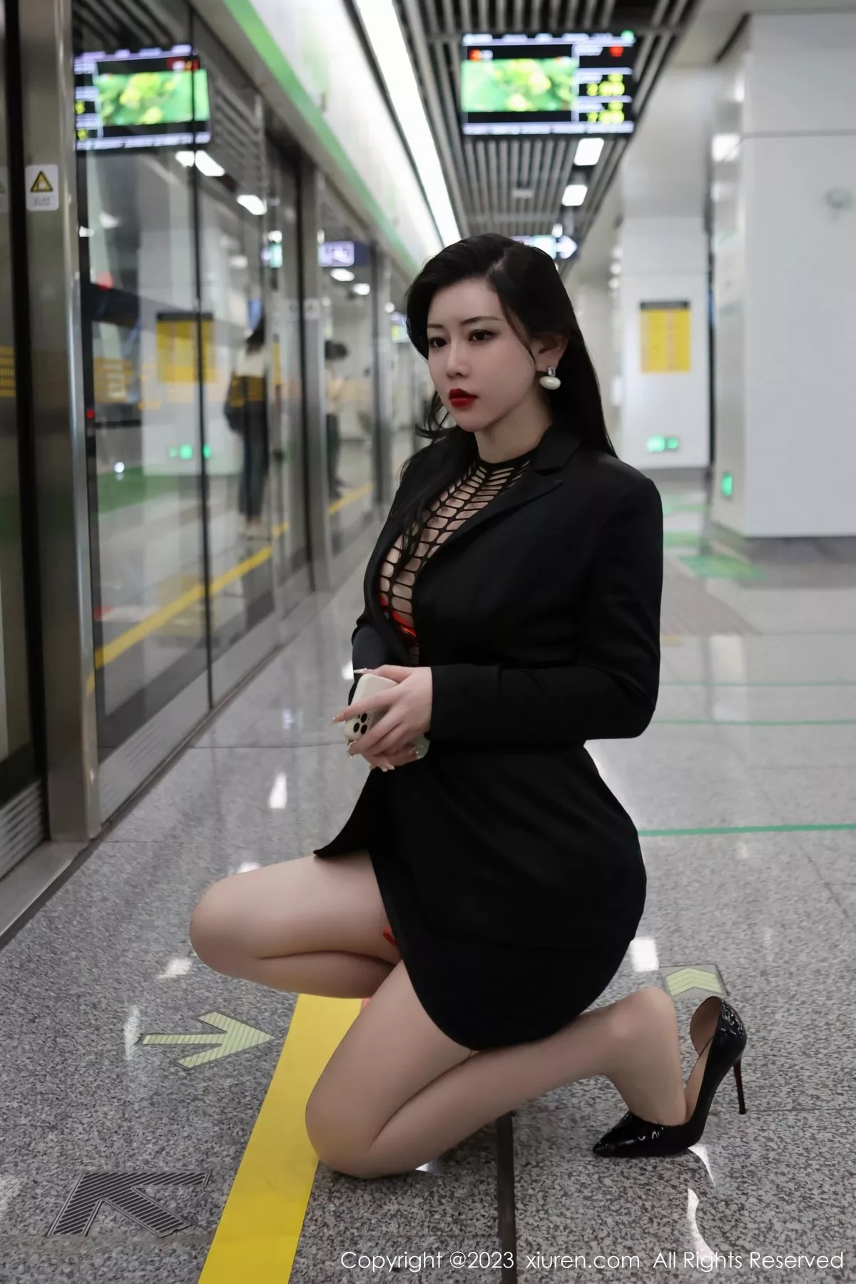 秀人集.com_[XiuRen秀人网]No.6421_模特王婉悠Queen性感浅黑色OL服露红色情趣内衣丰满诱惑写真93P