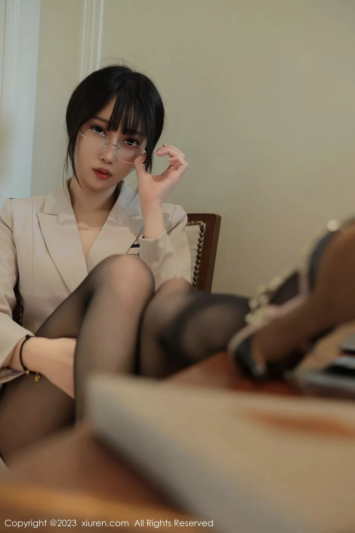 秀人集.com_[XiuRen秀人网]No.6428_模特玥儿玥er脱浅色Ol服饰露黑色蕾丝内衣配超薄黑丝魅惑写真56P
