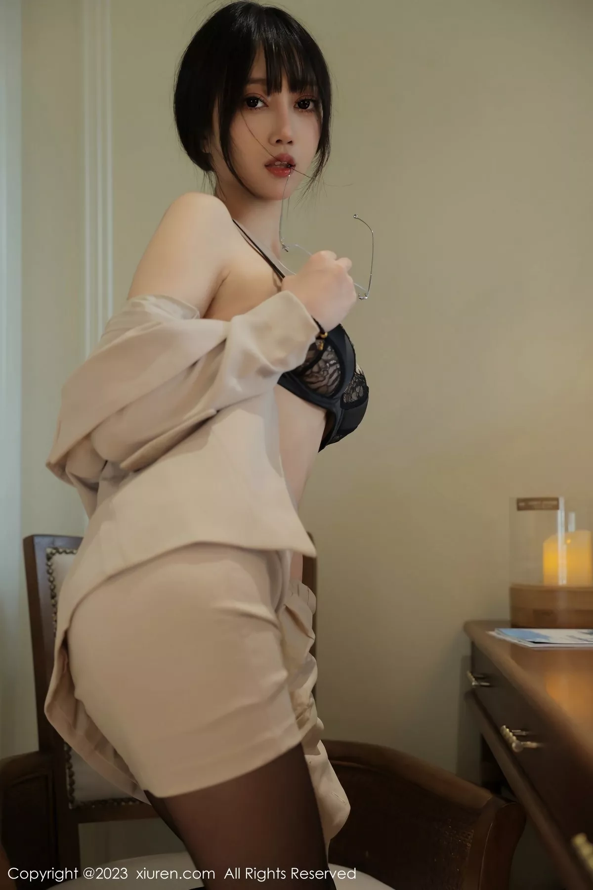 秀人集.com_[XiuRen秀人网]No.6428_模特玥儿玥er脱浅色Ol服饰露黑色蕾丝内衣配超薄黑丝魅惑写真56P