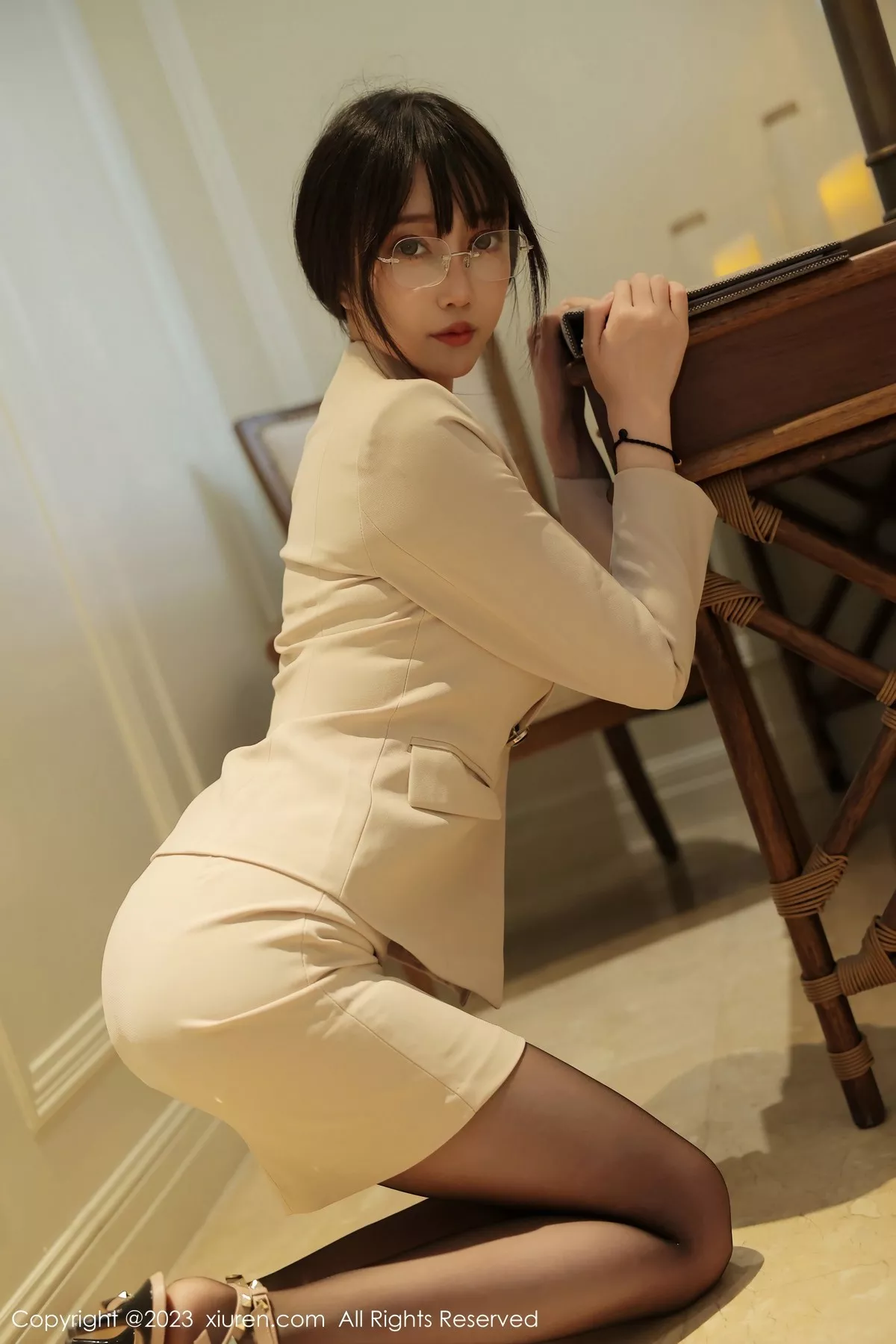 秀人集.com_[XiuRen秀人网]No.6428_模特玥儿玥er脱浅色Ol服饰露黑色蕾丝内衣配超薄黑丝魅惑写真56P