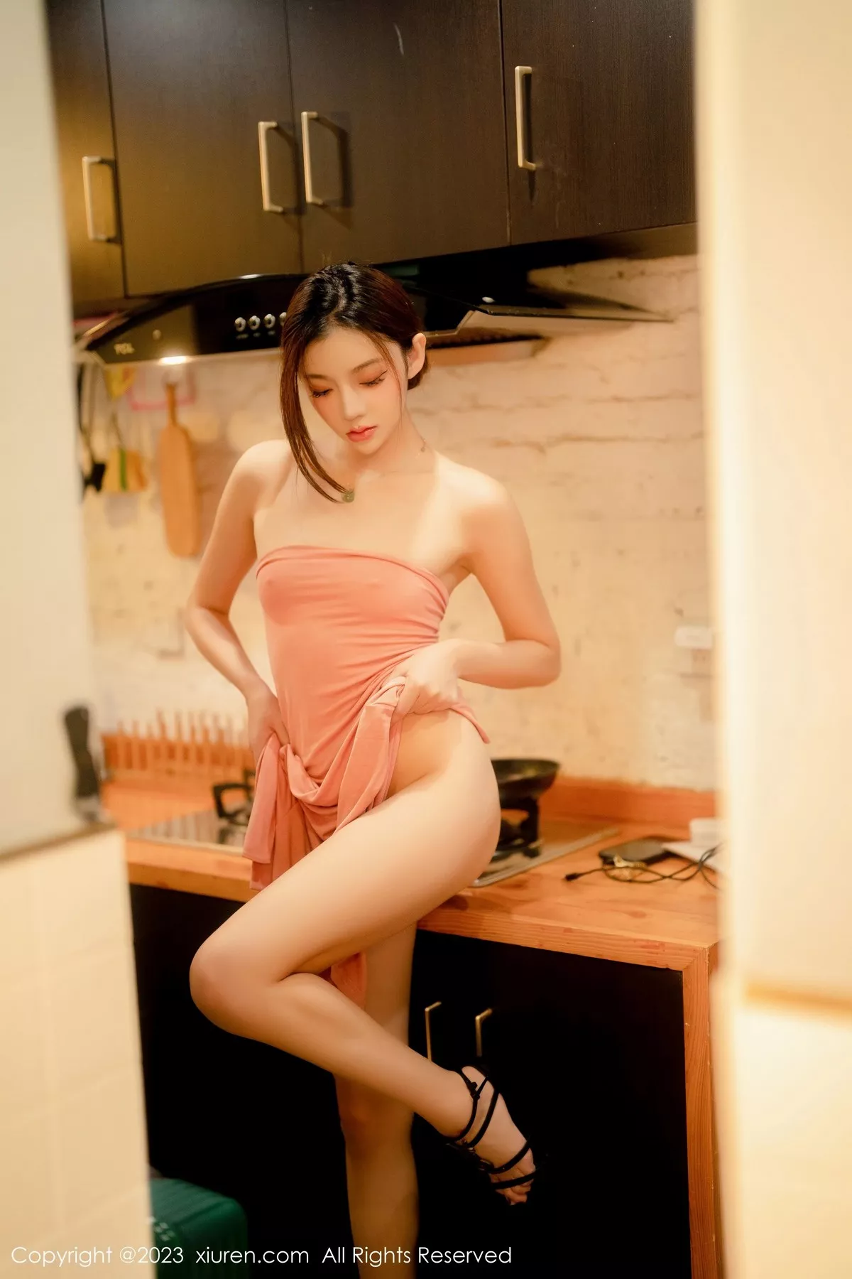 秀人集.com_[XiuRen秀人网]No.6437_模特加朵babe私房性感粉色露肩连衣裙真空秀魔鬼身材诱惑写真105P