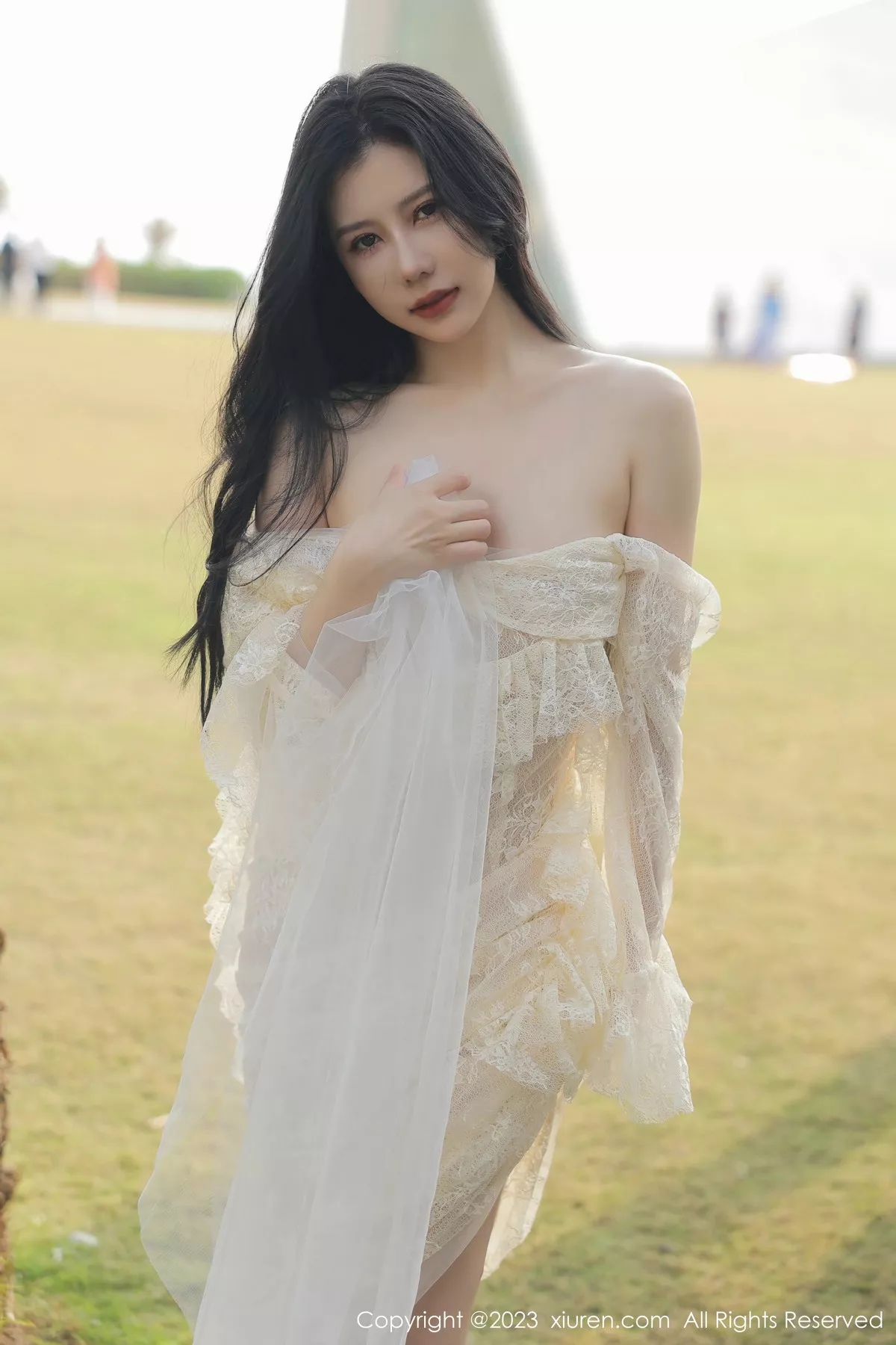 秀人集.com_[XiuRen秀人网]No.6303_模特尹甜甜海南旅拍性感白色蕾丝婚纱透视秀完美身材诱惑写真54P