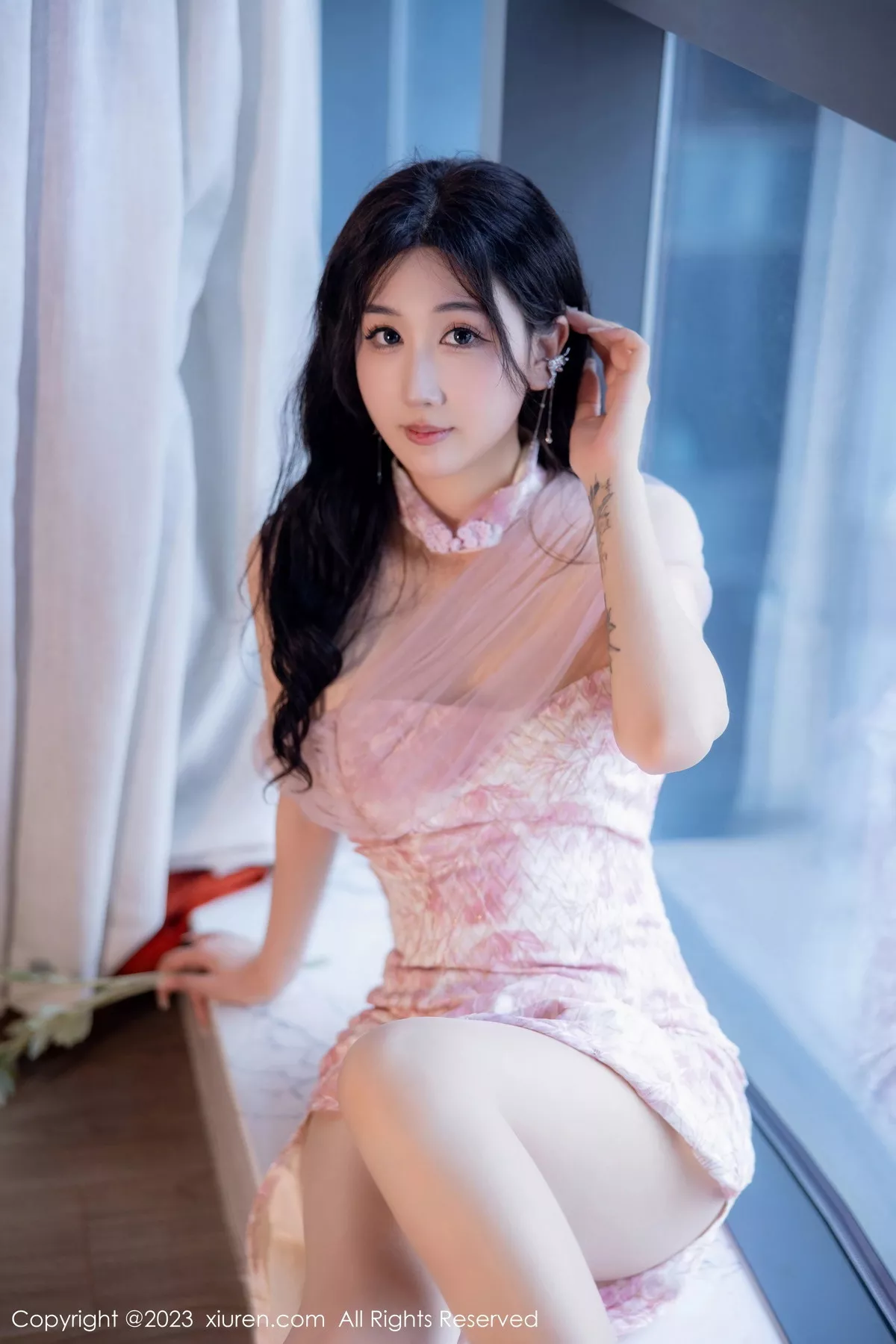 秀人集.com_[XiuRen秀人网]No.6313_模特江真真性感粉色露肩连衣短裙配超薄无内肉丝惹火诱惑写真76P