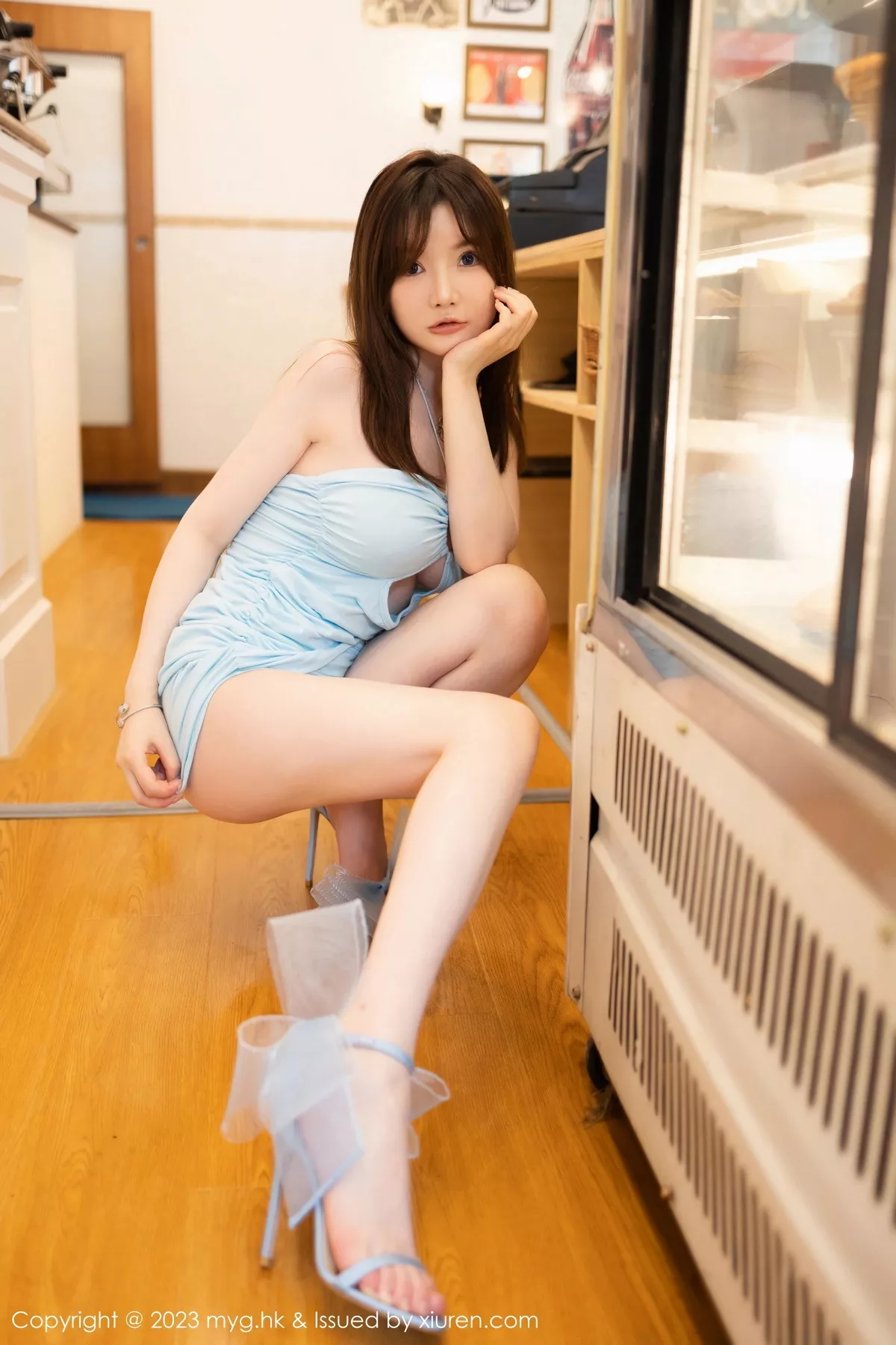 秀人集.com_[MyGirl美媛馆]Vol.647_模特糯美子MINIbabe淡蓝露肩连衣短裙露粉色内裤撩人诱惑写真55P