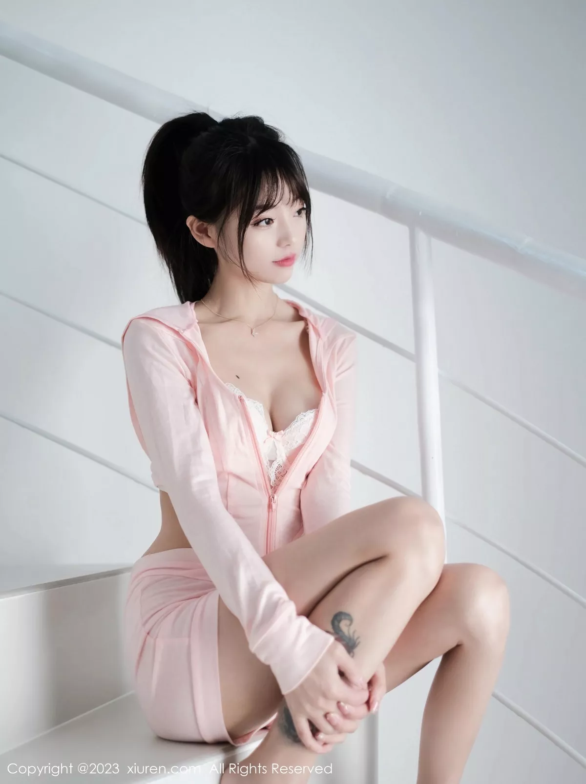 秀人集.com_[XiuRen秀人网]No.6490_模特佘贝拉bella脱性感粉色套装露粉白色蕾丝内衣迷人诱惑写真50P