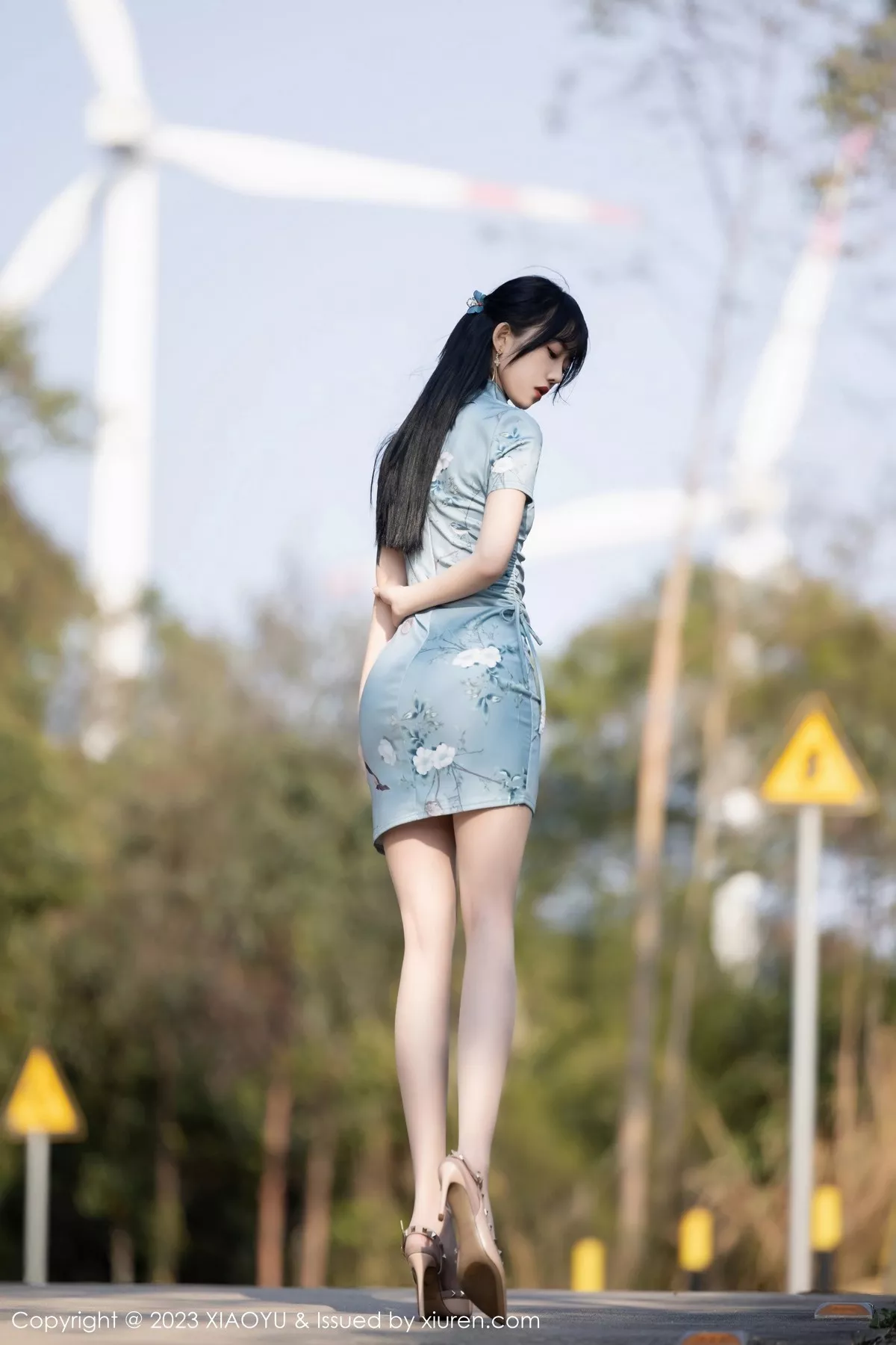秀人集.com_[XiaoYu画语界]Vol.997_模特奶瓶户外车拍性感蓝灰旗袍露粉色内衣秀曼妙身材诱惑写真97P