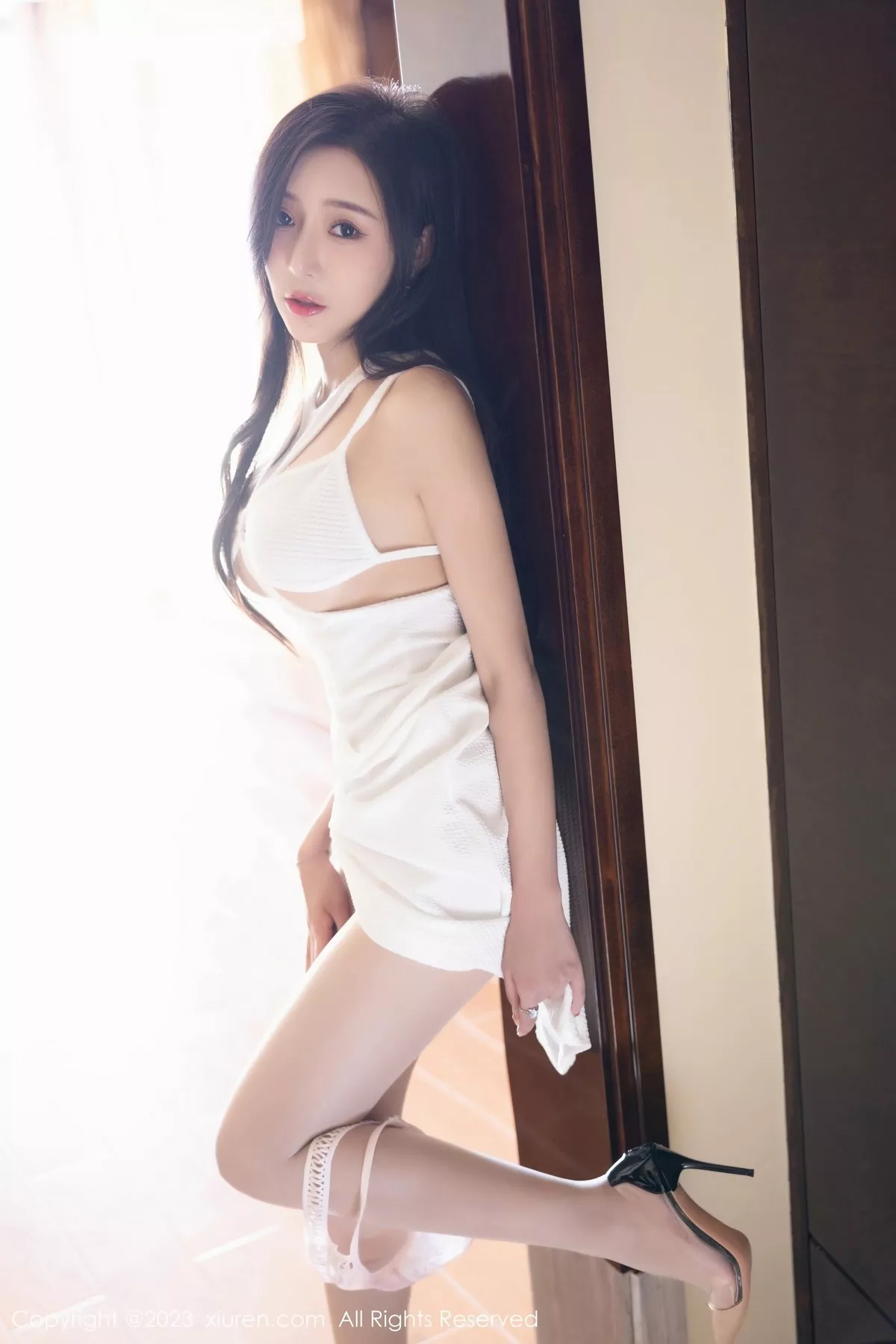 秀人集.com_[XiuRen秀人网]No.6499_女神王馨瑶yanni性感白色连身裙配超薄肉丝秀完美身材诱惑写真90P