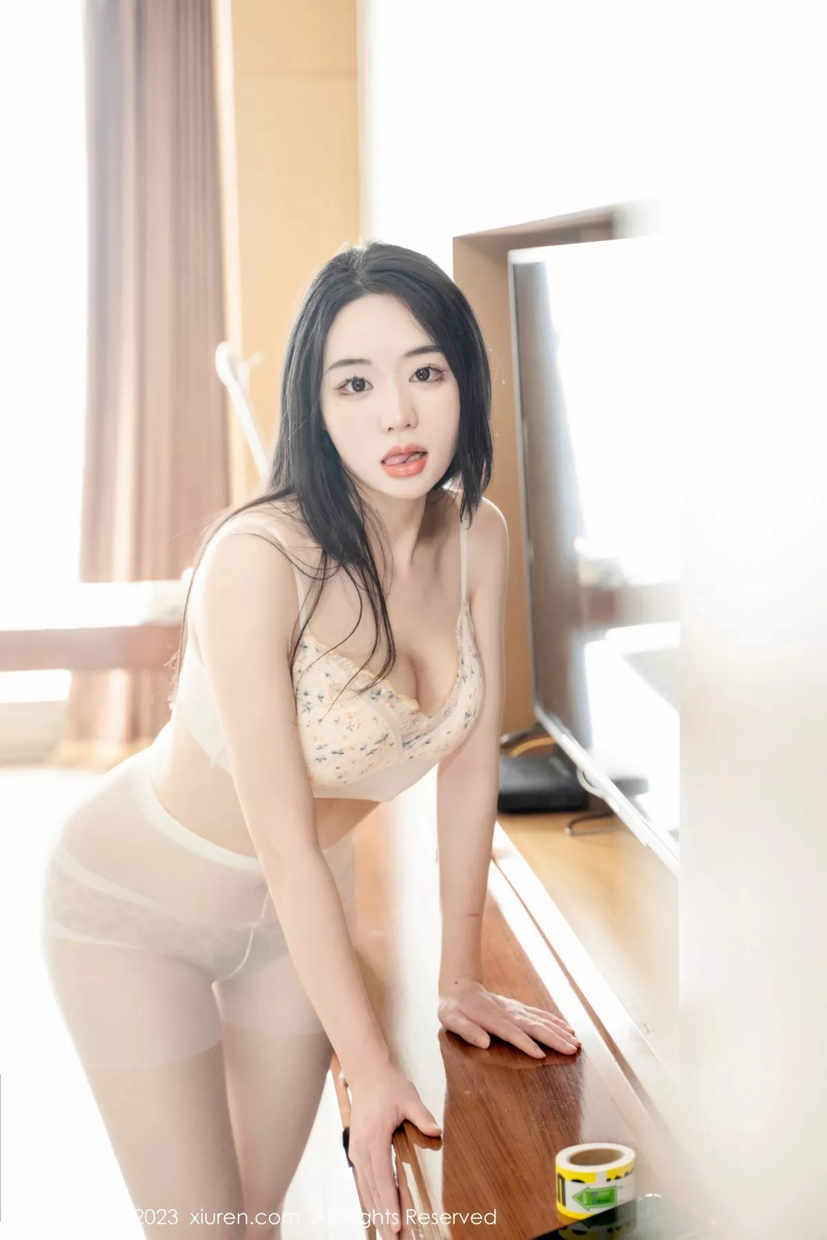 秀人集.com_[XiuRen秀人网]No.6497_模特汐汐爱吃草莓脱搜查官制服露性感内衣秀丰满身材诱惑写真85P