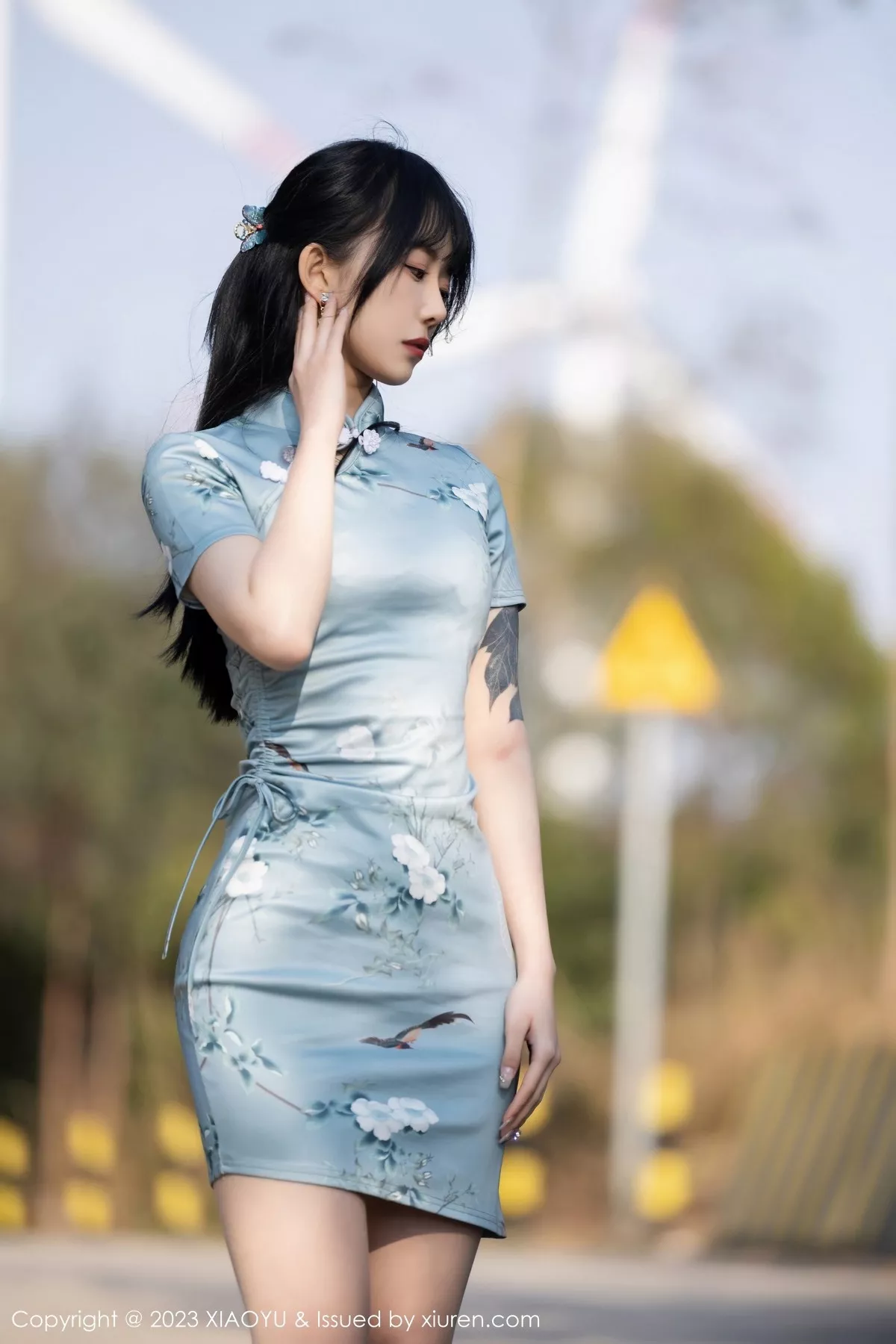 秀人集.com_[XiaoYu画语界]Vol.997_模特奶瓶户外车拍性感蓝灰旗袍露粉色内衣秀曼妙身材诱惑写真97P