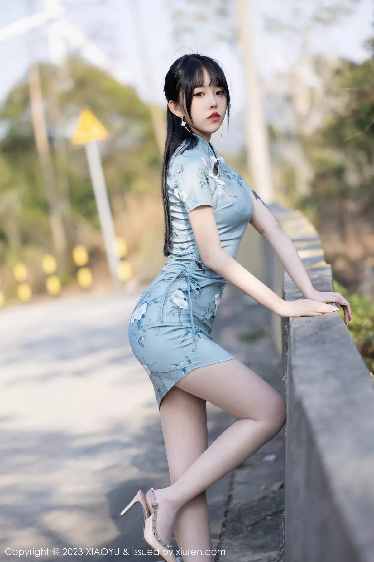 秀人集.com_[XiaoYu画语界]Vol.997_模特奶瓶户外车拍性感蓝灰旗袍露粉色内衣秀曼妙身材诱惑写真97P