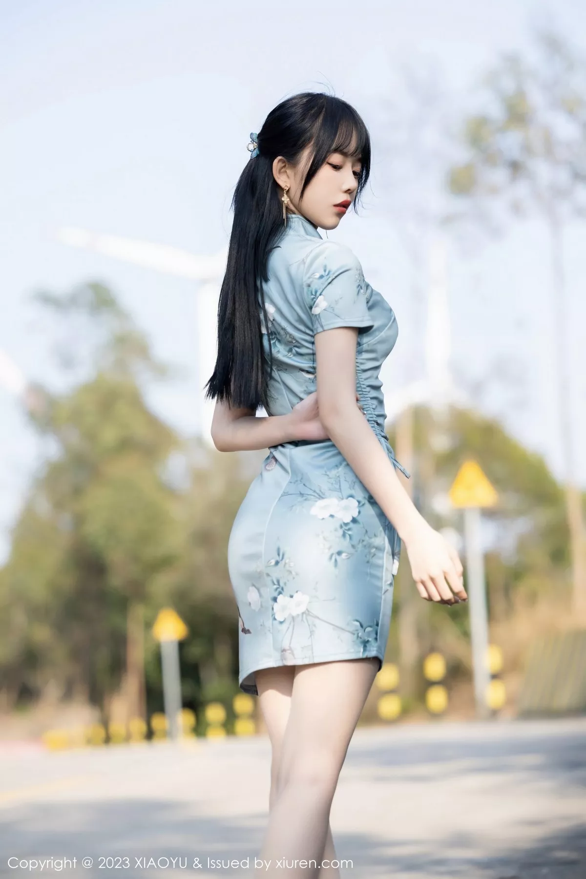 秀人集.com_[XiaoYu画语界]Vol.997_模特奶瓶户外车拍性感蓝灰旗袍露粉色内衣秀曼妙身材诱惑写真97P