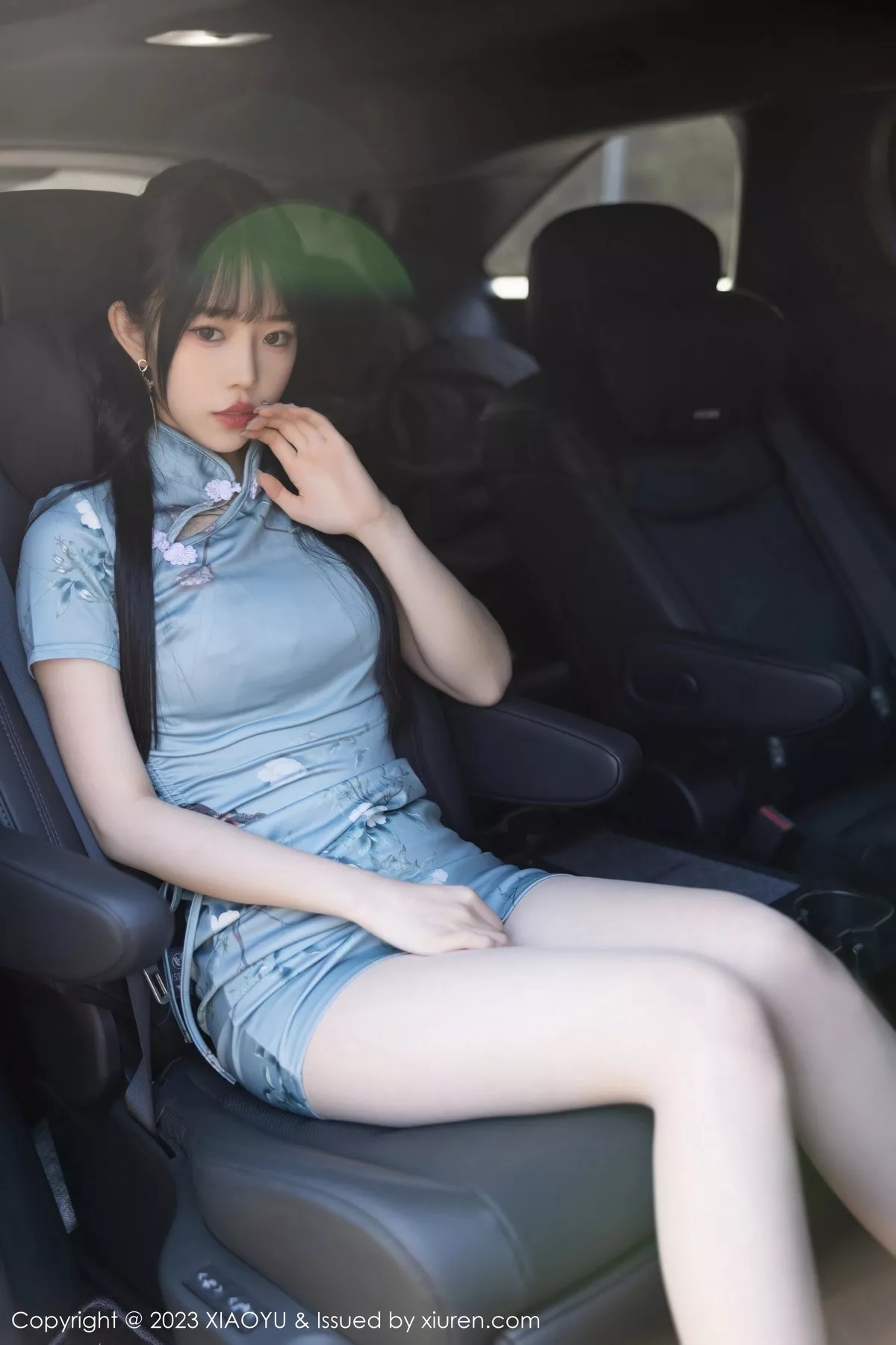 秀人集.com_[XiaoYu画语界]Vol.997_模特奶瓶户外车拍性感蓝灰旗袍露粉色内衣秀曼妙身材诱惑写真97P
