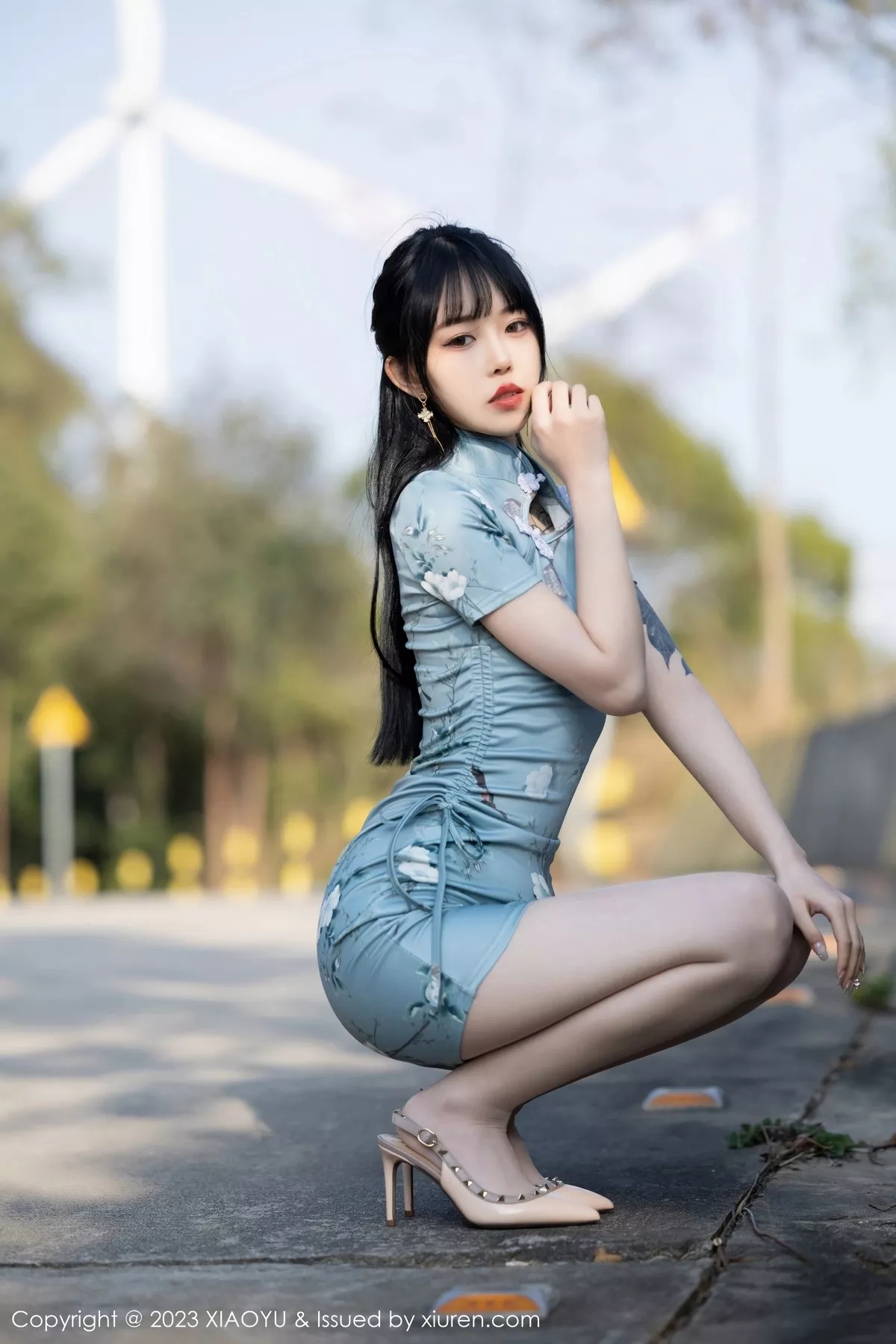 秀人集.com_[XiaoYu画语界]Vol.997_模特奶瓶户外车拍性感蓝灰旗袍露粉色内衣秀曼妙身材诱惑写真97P