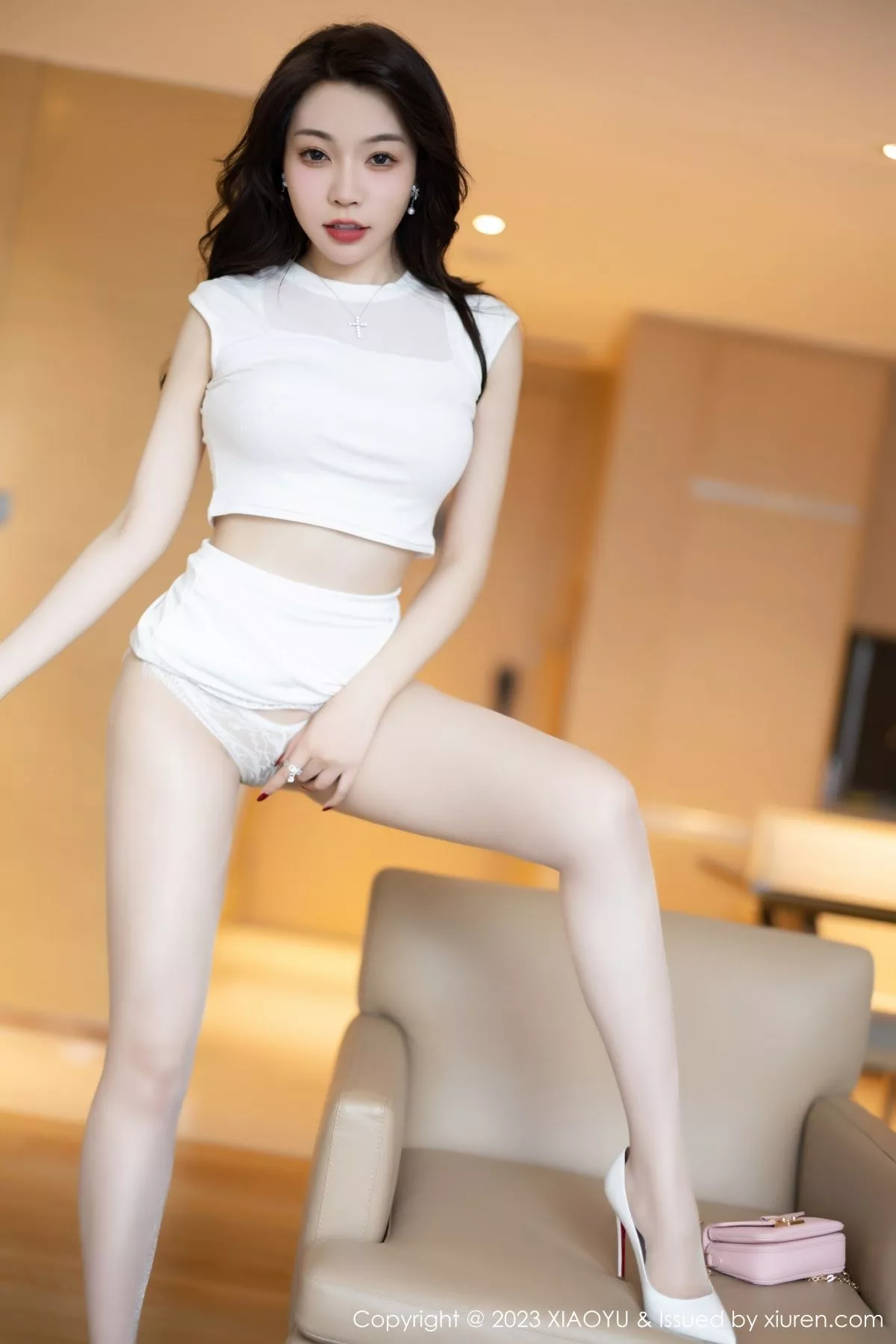 秀人集.com_[XiaoYu画语界]Vol.998_女神徐莉芝Booty白色短款上衣配白短裙露性感蕾丝内衣诱惑写真86P