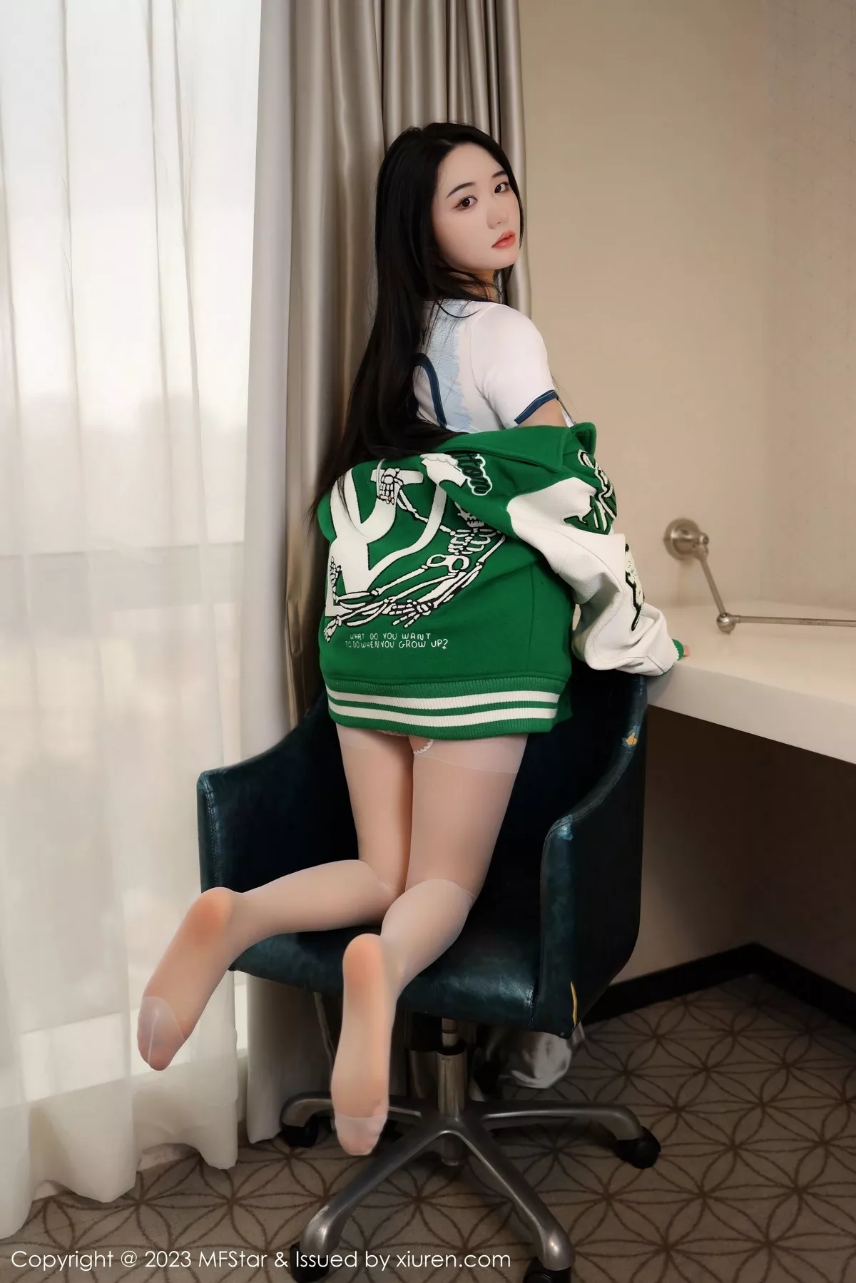 秀人集.com_[MFStar模范学院]Vol.602_模特汐汐爱吃草莓脱棒球服露蓝短裙配超薄肉丝秀翘臀诱惑写真52P