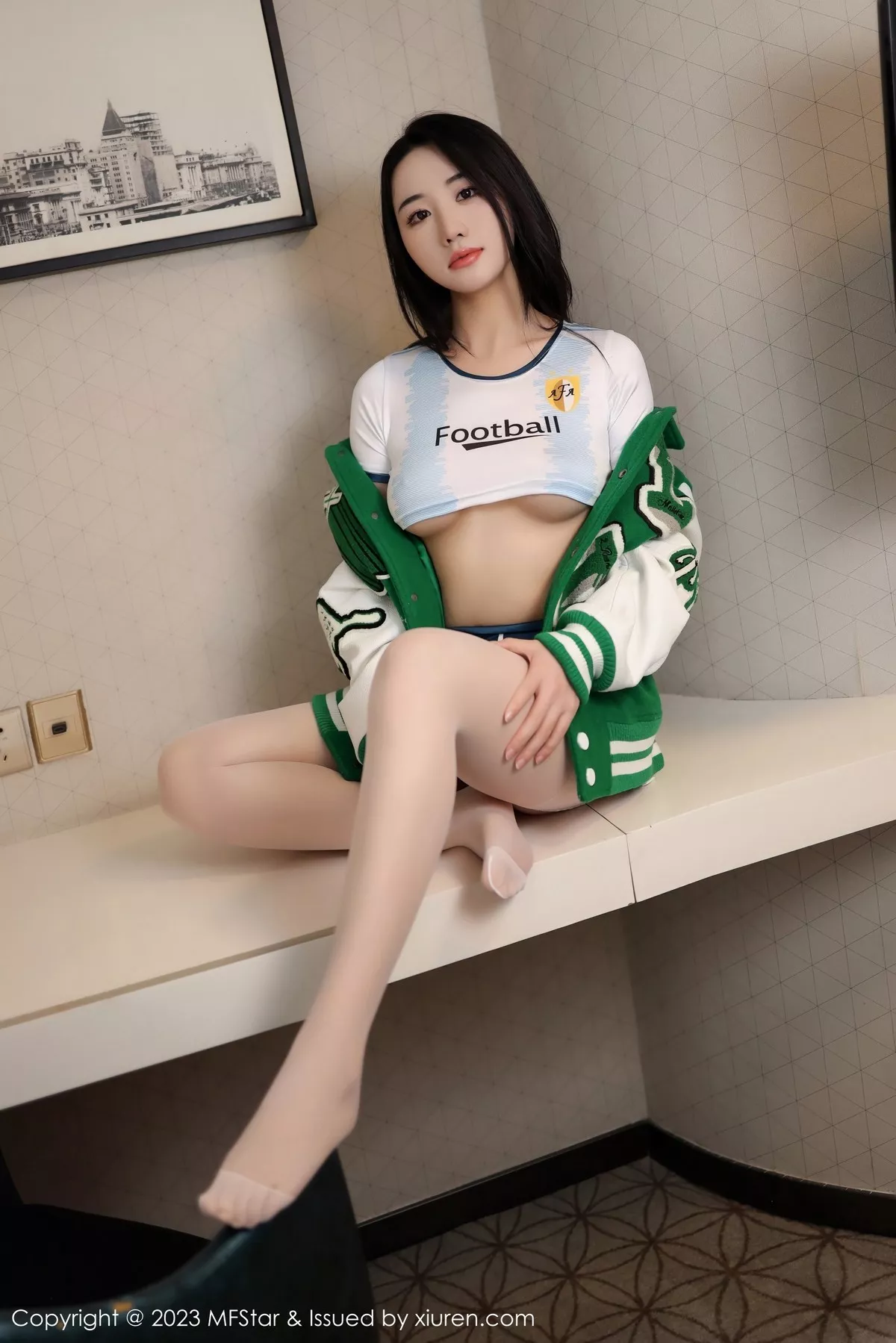 秀人集.com_[MFStar模范学院]Vol.602_模特汐汐爱吃草莓脱棒球服露蓝短裙配超薄肉丝秀翘臀诱惑写真52P