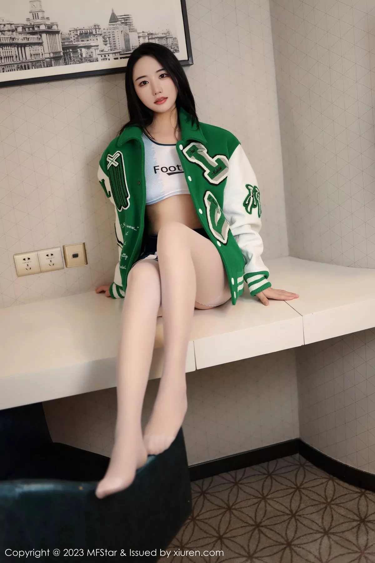 秀人集.com_[MFStar模范学院]Vol.602_模特汐汐爱吃草莓脱棒球服露蓝短裙配超薄肉丝秀翘臀诱惑写真52P