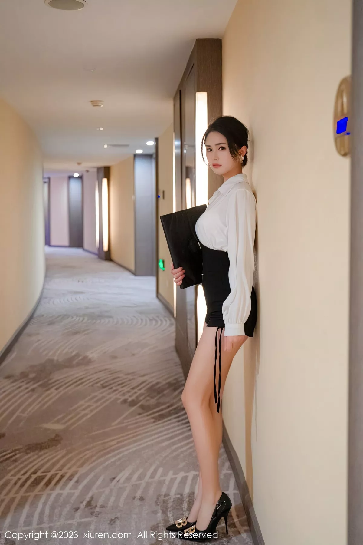 秀人集.com_[XiuRen秀人网]No.6520_模特艾希儿性感白T配黑短裙露白色蕾丝内衣秀曼妙身姿诱惑写真76P