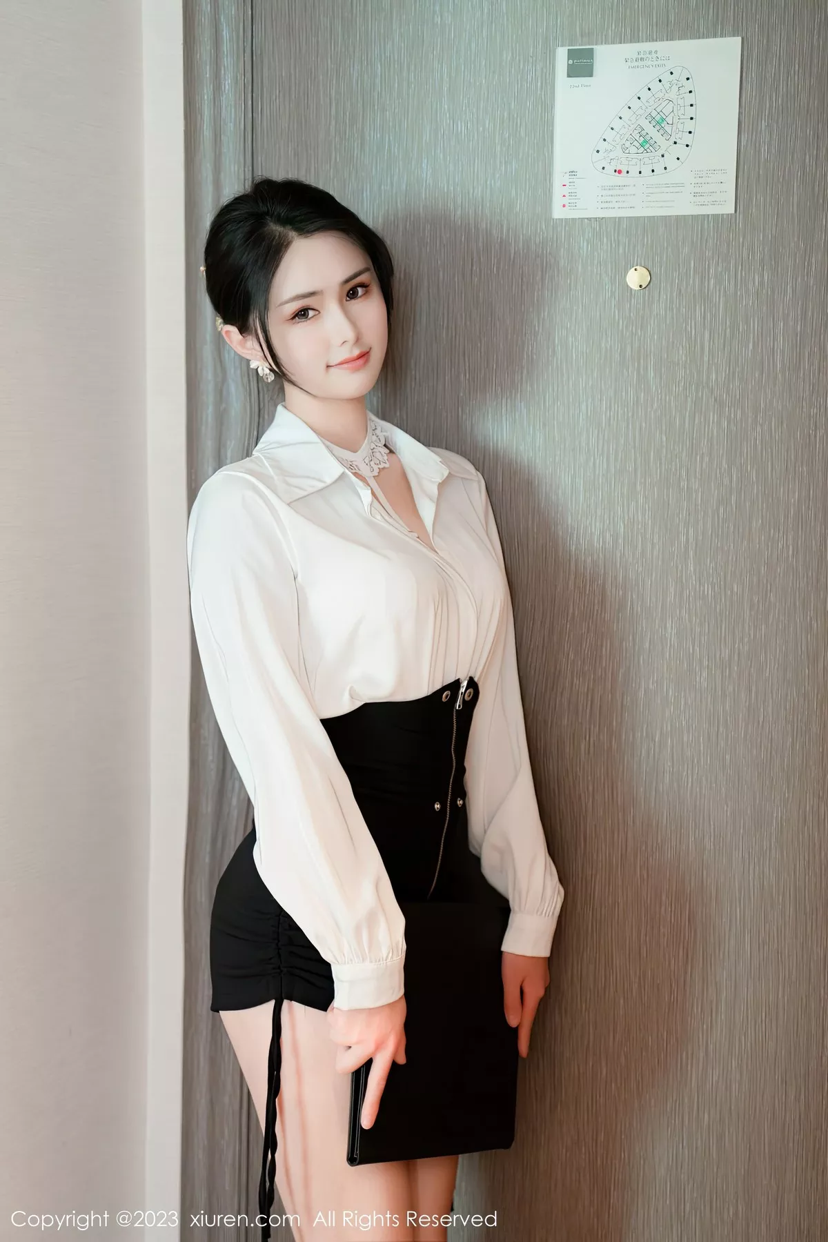 秀人集.com_[XiuRen秀人网]No.6520_模特艾希儿性感白T配黑短裙露白色蕾丝内衣秀曼妙身姿诱惑写真76P