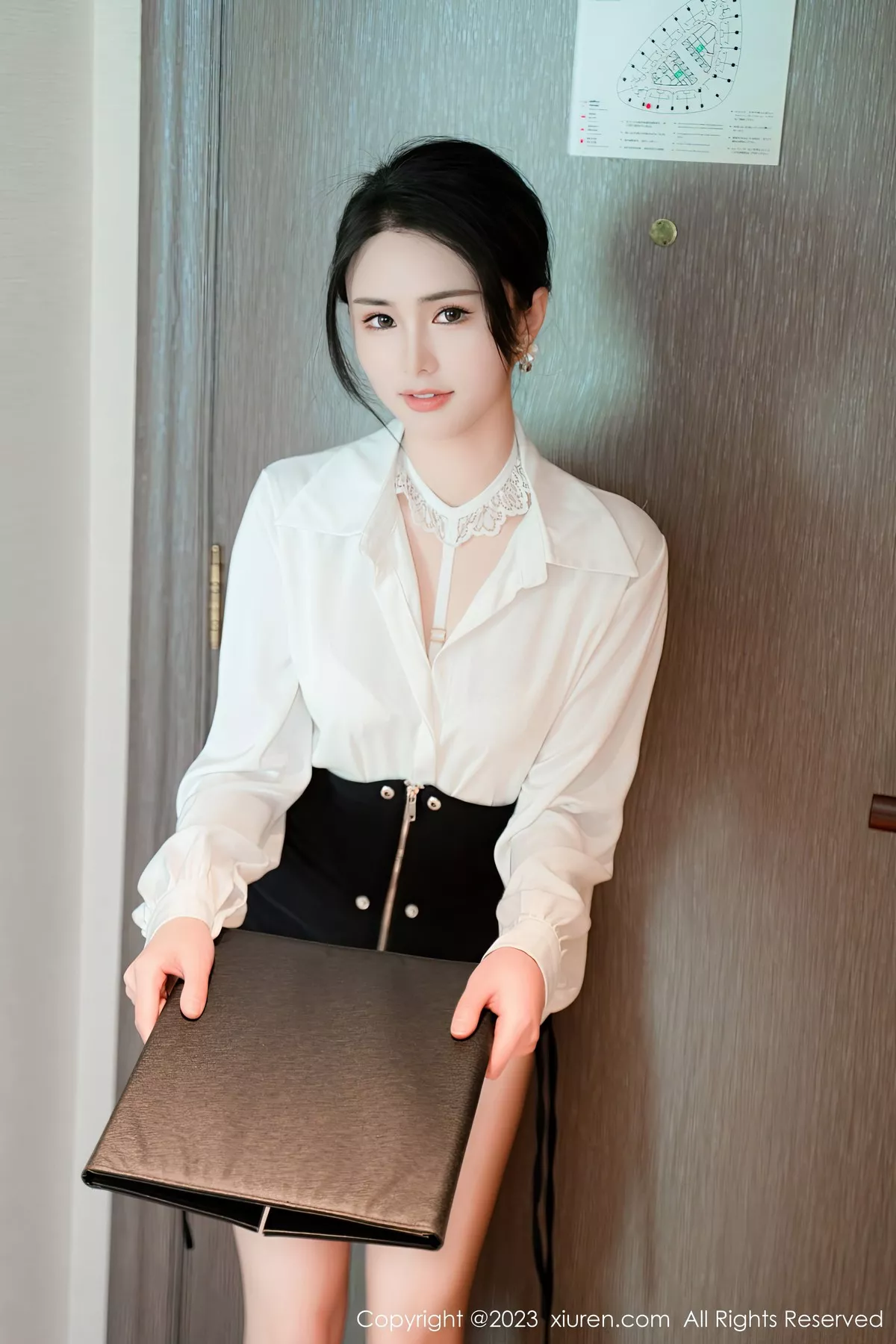 秀人集.com_[XiuRen秀人网]No.6520_模特艾希儿性感白T配黑短裙露白色蕾丝内衣秀曼妙身姿诱惑写真76P