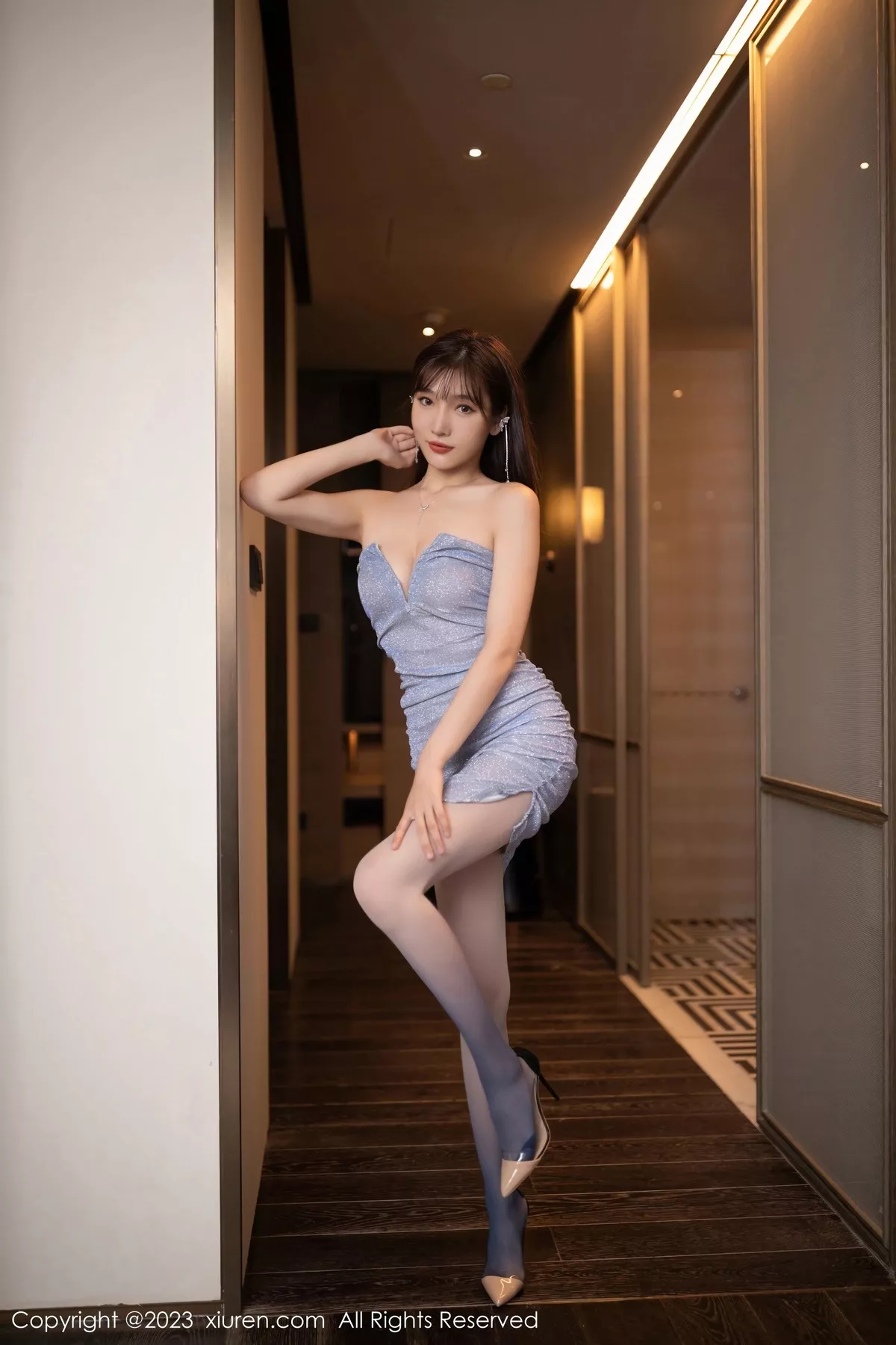 秀人集.com_[XiuRen秀人网]No.6531_模特陆萱萱性感蓝灰露肩连身裙配渐变丝袜秀完美身材诱惑写真81P