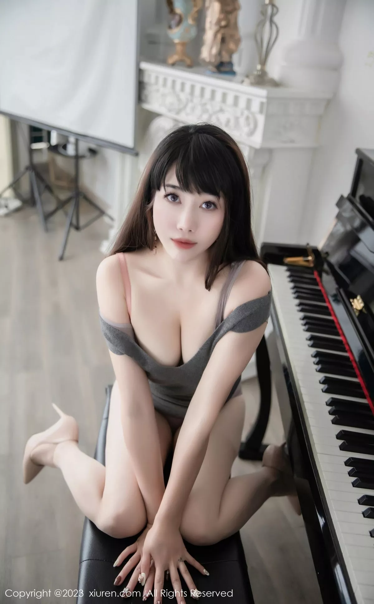 秀人集.com_[XiuRen秀人网]No.6532_模特严利娅Yuliya钢琴师角色灰色连身短裙秀曼妙身姿诱惑写真72P