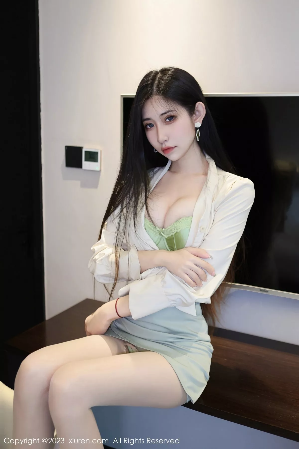 秀人集.com_[XiuRen秀人网]No.6547_模特依娜Yina性感浅色上衣配灰绿短裙露蕾丝内衣完美诱惑写真88P