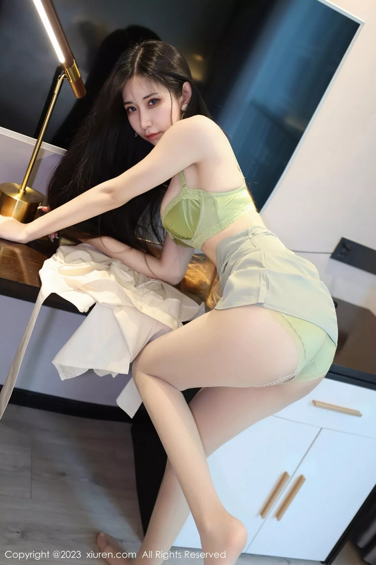 秀人集.com_[XiuRen秀人网]No.6547_模特依娜Yina性感浅色上衣配灰绿短裙露蕾丝内衣完美诱惑写真88P