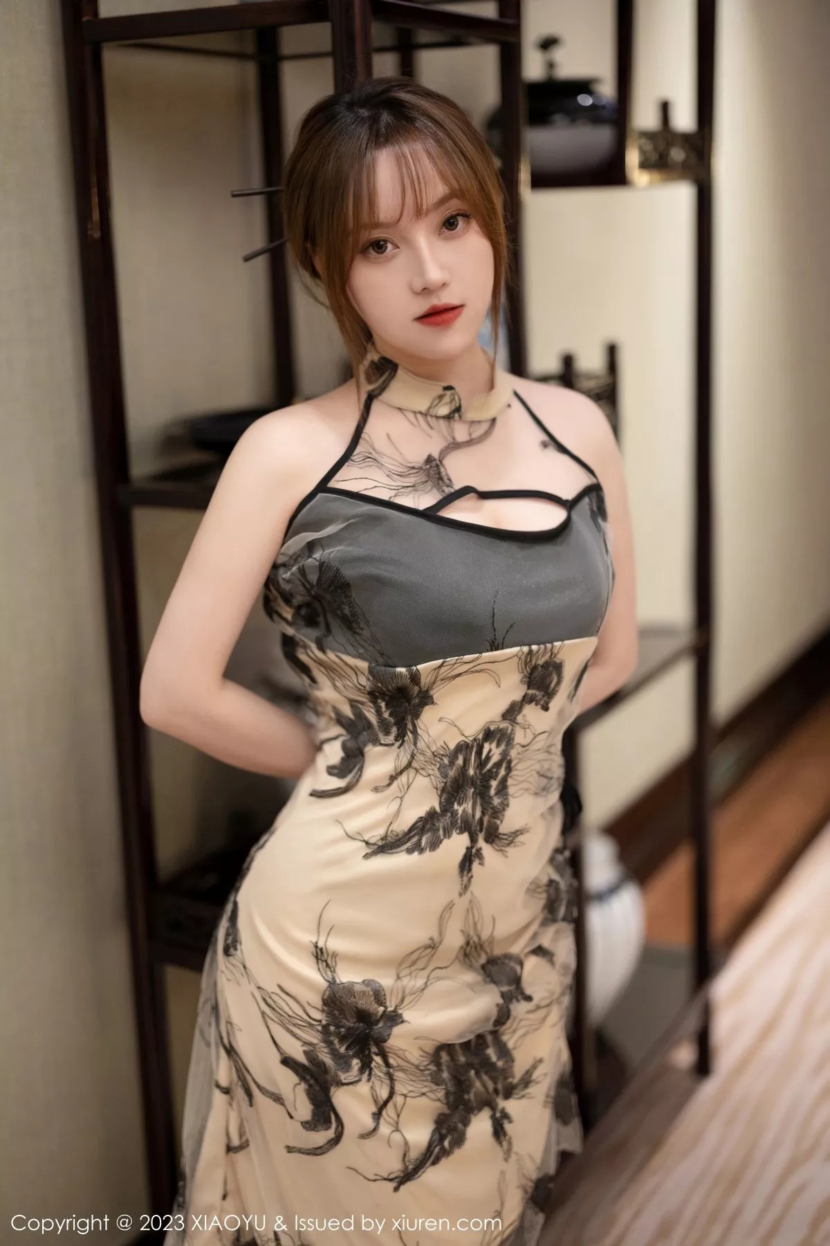 秀人集.com_[XiaoYu画语界]Vol.1004_模特豆瓣酱脱连身长裙露性感黑色蕾丝内衣配黑丝吊袜诱惑写真84P