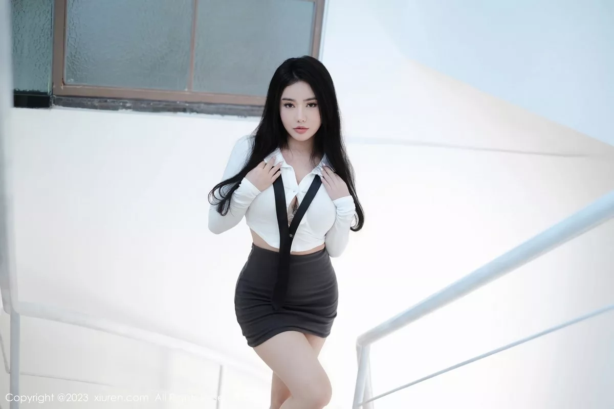 秀人集.com_[XiuRen秀人网]No.6553_女神Manuela玛鲁娜性感白T配灰色短裙秀浑圆翘臀迷人诱惑写真42P