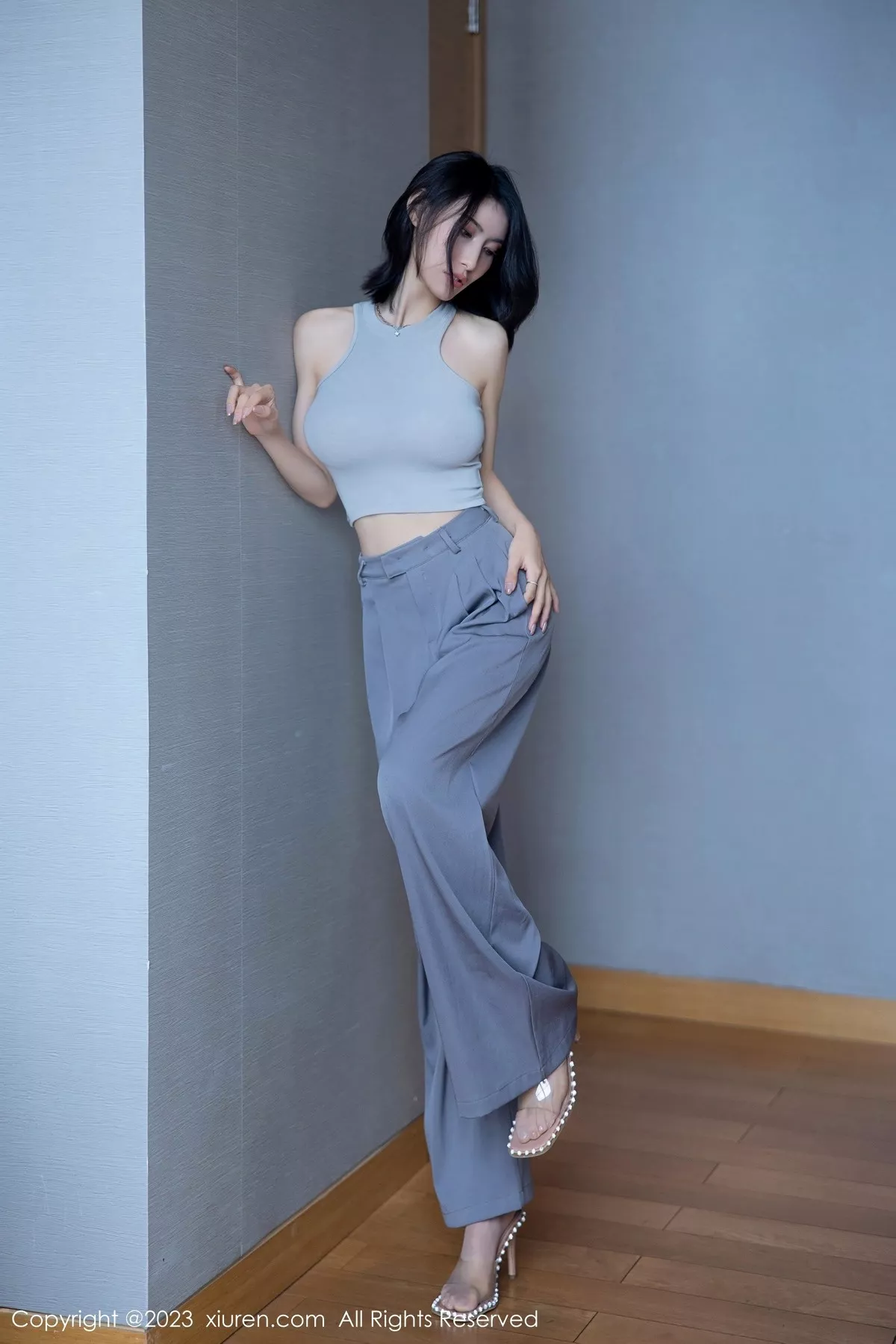 秀人集.com_[XiuRen秀人网]No.6552_模特Lingyu69蓝灰短款上衣配灰色长裤秀惹火身材撩人诱惑写真80P