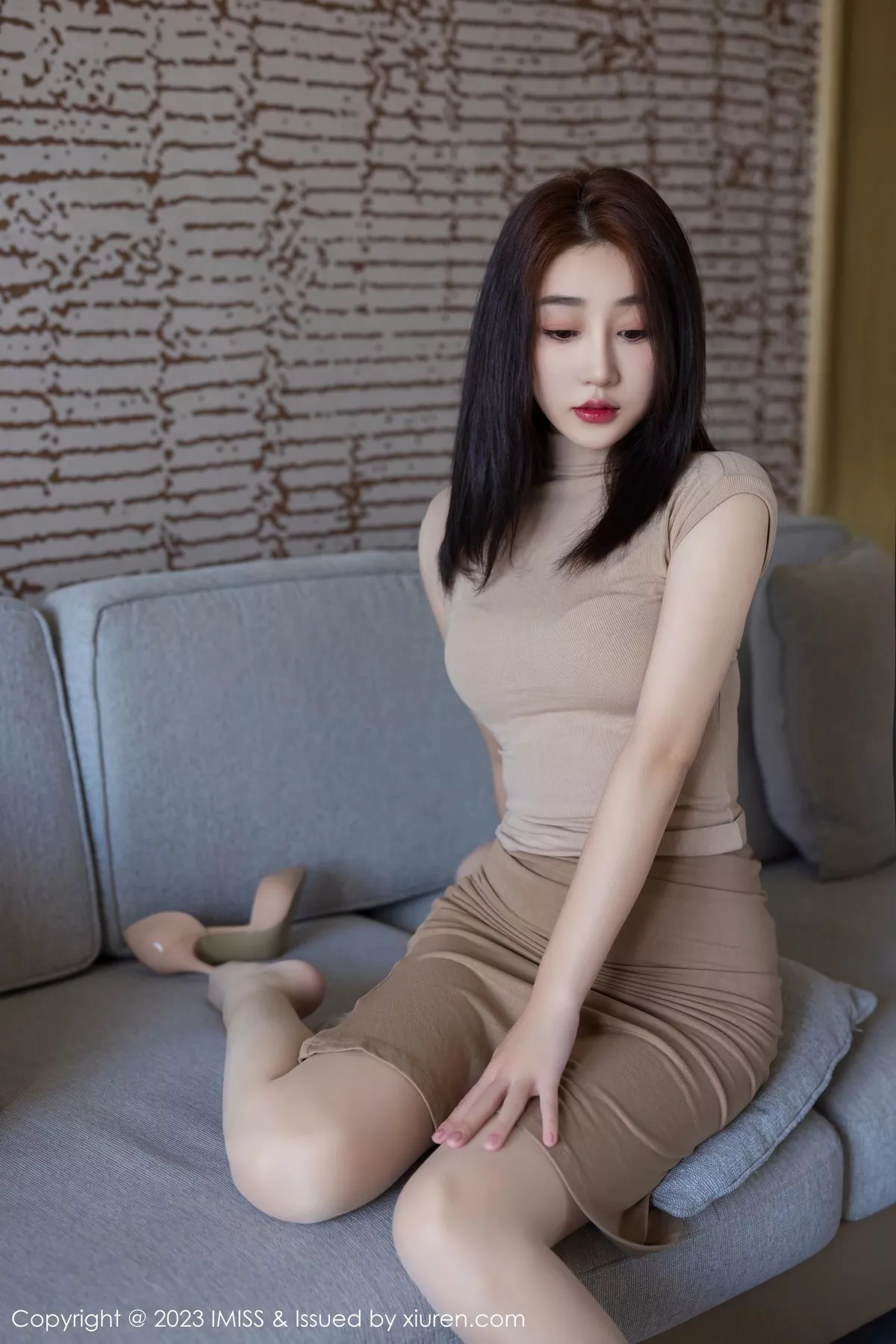 秀人集.com_[IMISS爱蜜社]Vol.728_模特九月生暖灰色上衣配杏色短裙露紫灰内衣秀完美身材诱惑写真54P