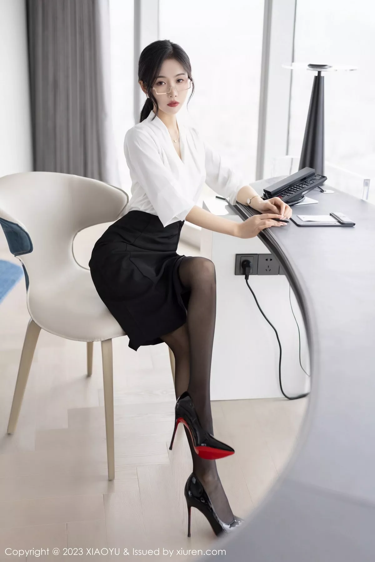 秀人集.com_[XiaoYu画语界]Vol.1005_模特苏苏阿OL职业装露白色蕾丝内衣秀曼妙身姿迷人诱惑写真87P