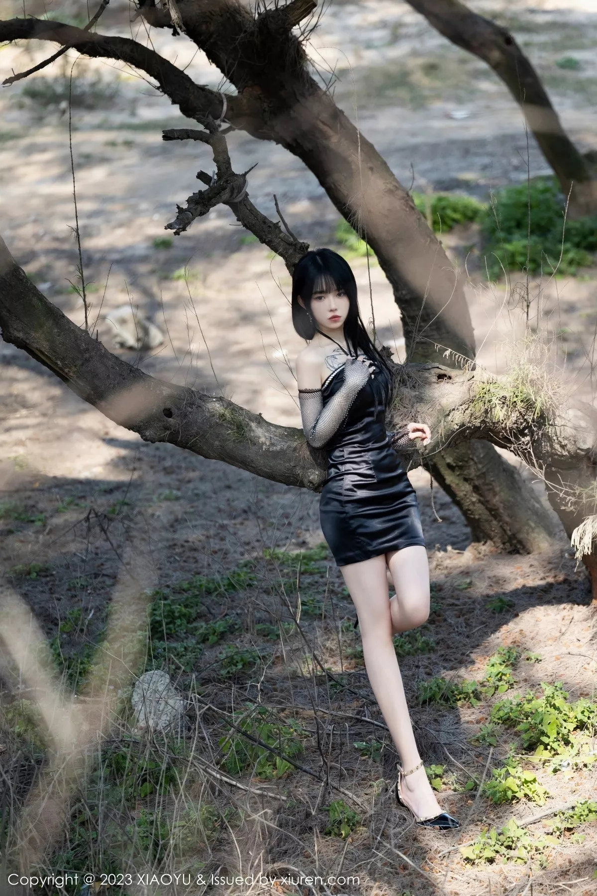 秀人集.com_[XiaoYu画语界]Vol.1006_模特奶瓶黑色连身短裙+性感蓝色蕾丝内衣秀曼妙身姿诱惑写真103P