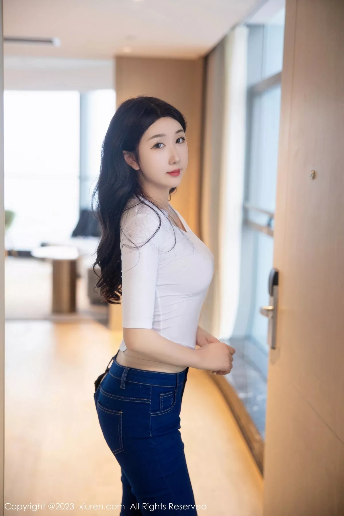 秀人集.com_[XiuRen秀人网]No.6570_模特江真真白色上衣配牛仔裤露超薄无内肉丝秀翘臀诱惑写真83P