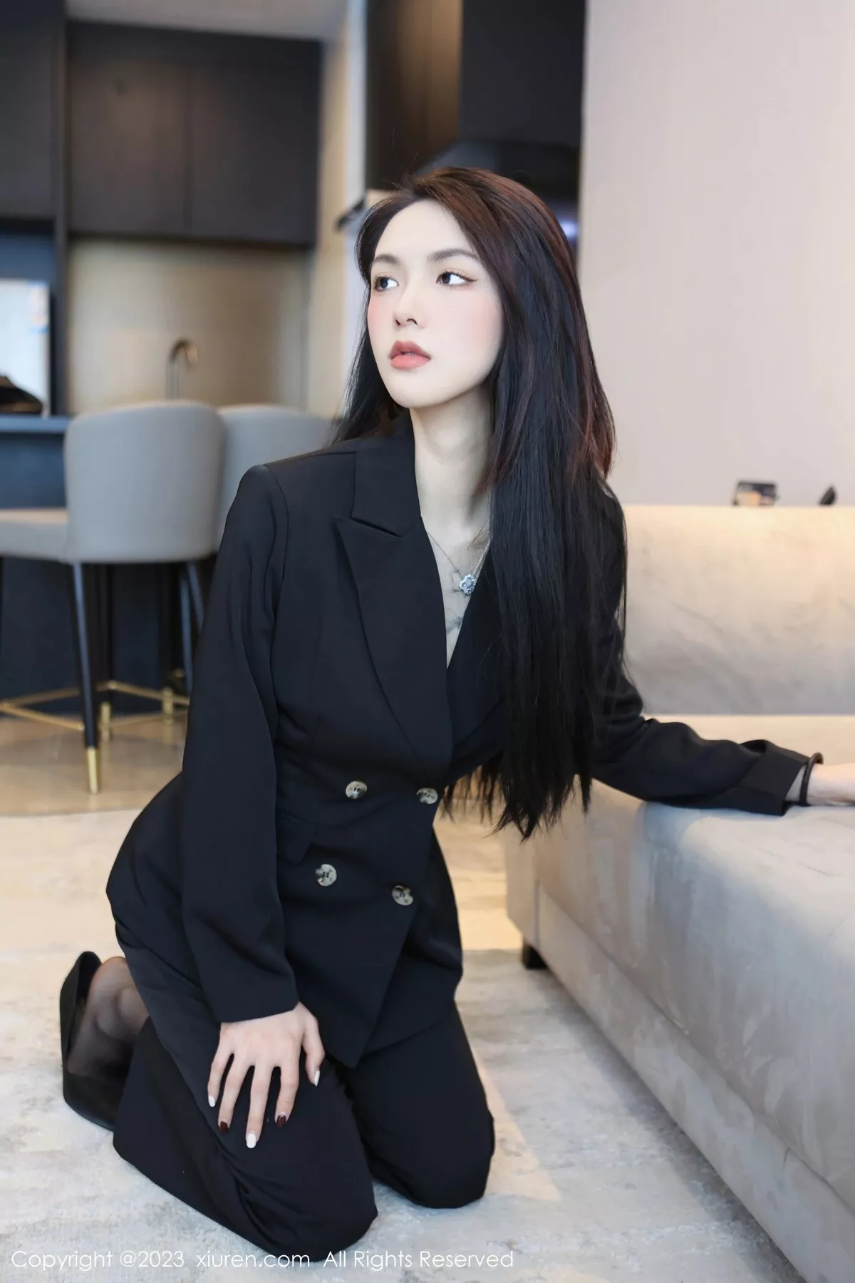 秀人集.com_[XiuRen秀人网]No.6576_模特乔一一脱深色服饰露性感灰色蕾丝内衣配超薄黑丝诱惑写真83P