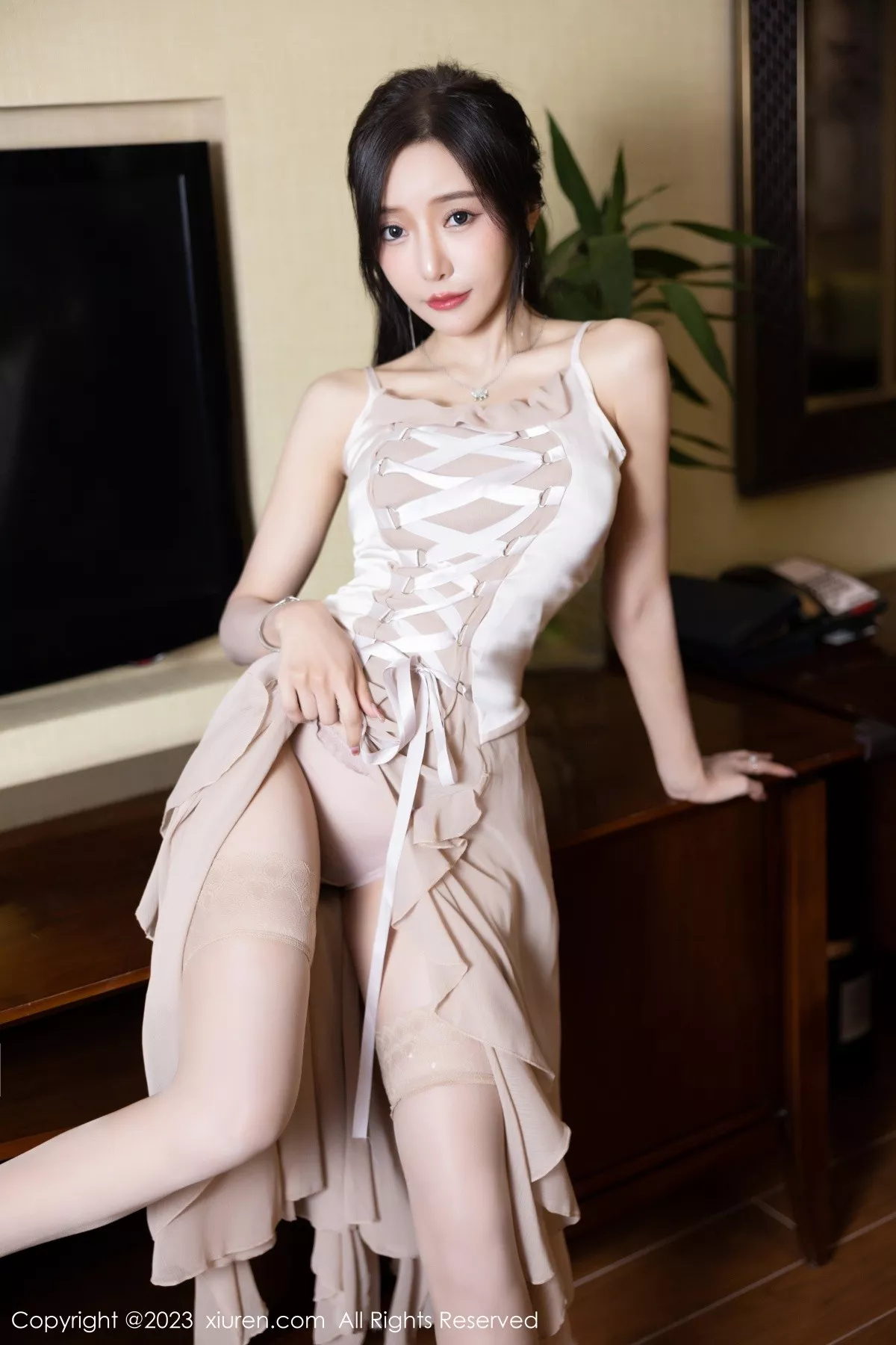 秀人集.com_[XiuRen秀人网]No.6581_女神王馨瑶yanni浅暖吊带长裙配肉色蕾丝袜秀完美身材诱惑写真82P