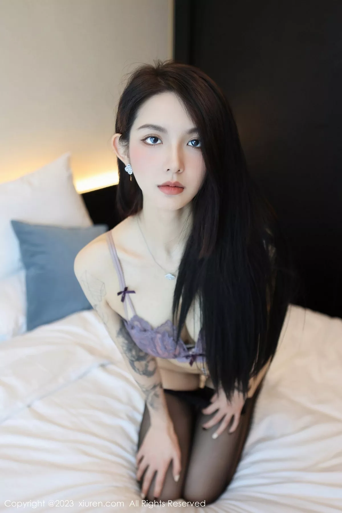 秀人集.com_[XiuRen秀人网]No.6576_模特乔一一脱深色服饰露性感灰色蕾丝内衣配超薄黑丝诱惑写真83P