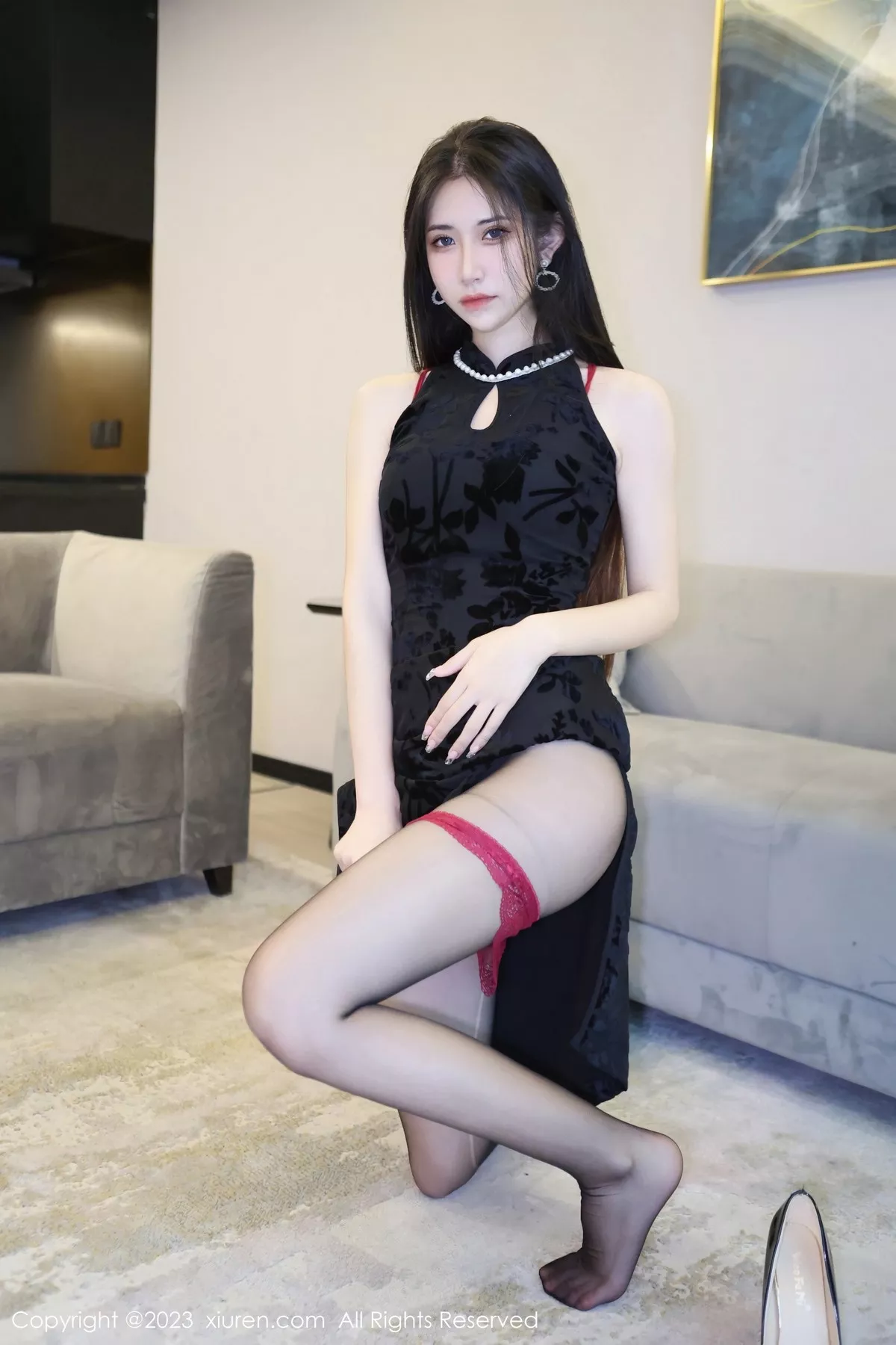 秀人集.com_[XiuRen秀人网]No.6583_模特依娜Yina黑色短款旗袍露红色蕾丝内衣配开档黑丝诱惑写真82P