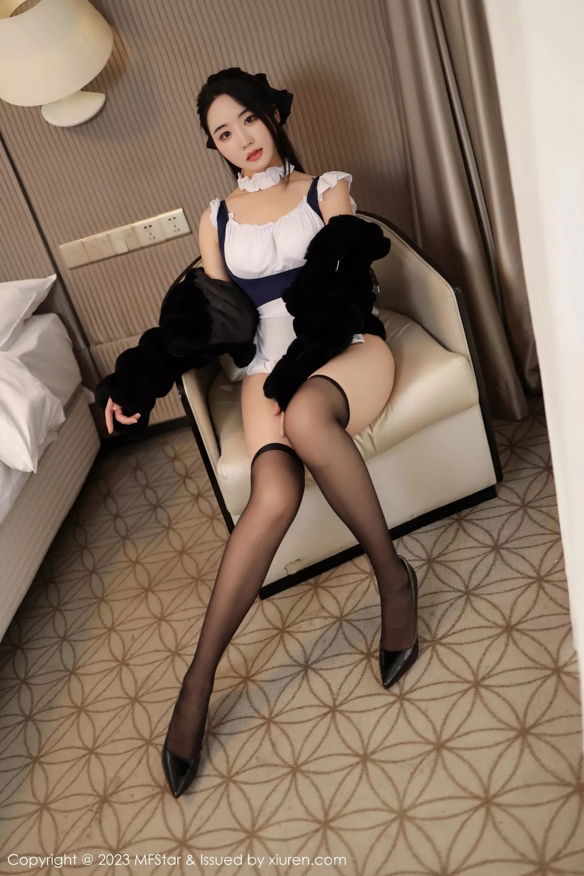 秀人集.com_[MFStar模范学院]Vol.609_模特汐汐爱吃草莓黑白拼色女仆服配黑丝袜秀丰腴美臀诱惑写真71P
