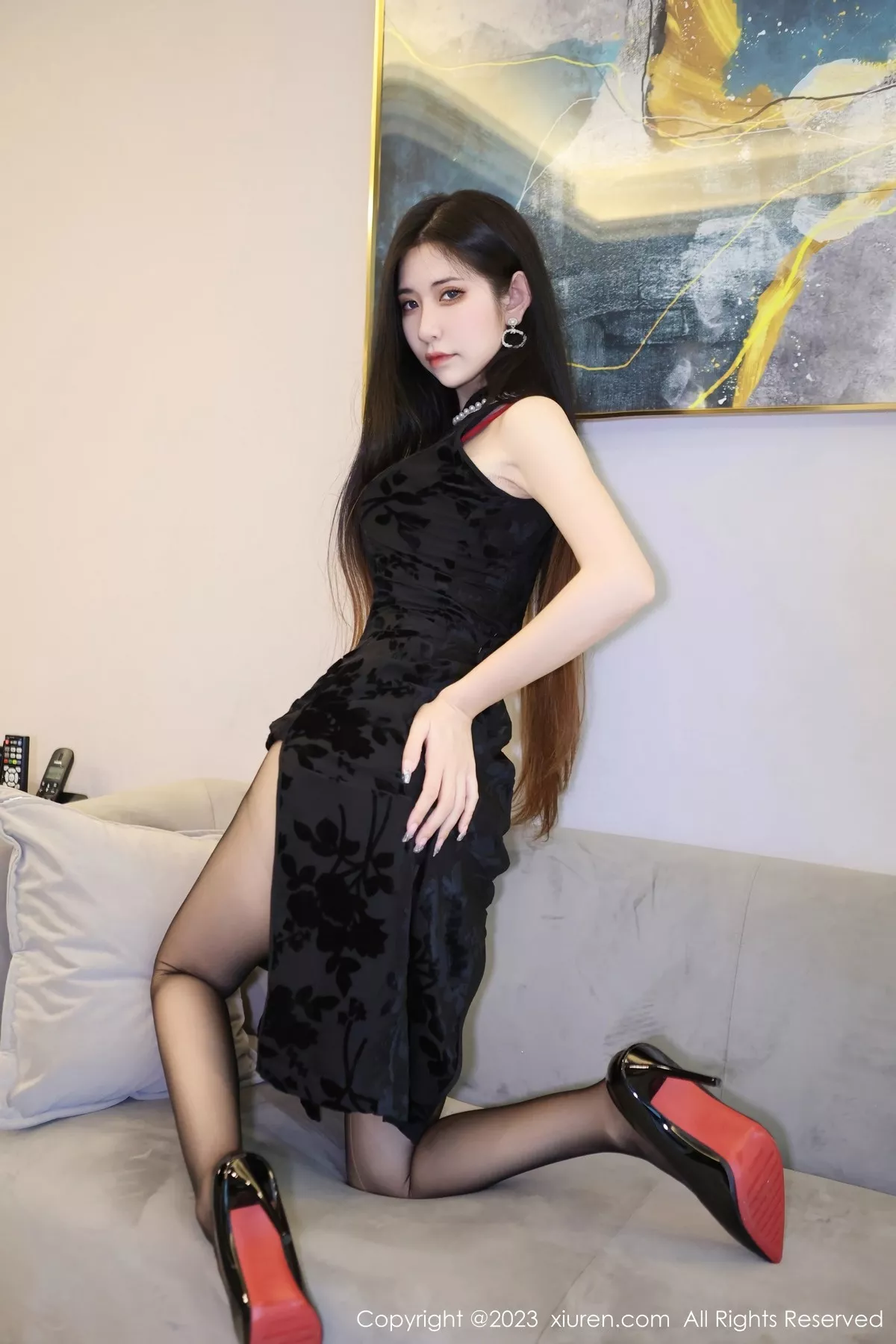 秀人集.com_[XiuRen秀人网]No.6583_模特依娜Yina黑色短款旗袍露红色蕾丝内衣配开档黑丝诱惑写真82P