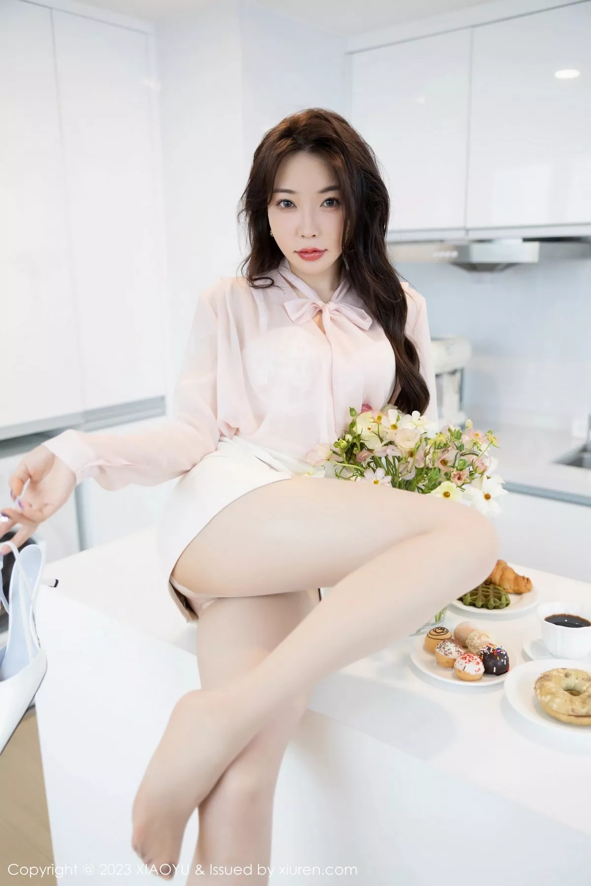 秀人集.com_[XiaoYu画语界]Vol.1009_女神徐莉芝Booty粉色衬衫露白色蕾丝内衣秀曼妙身姿迷人写真82P