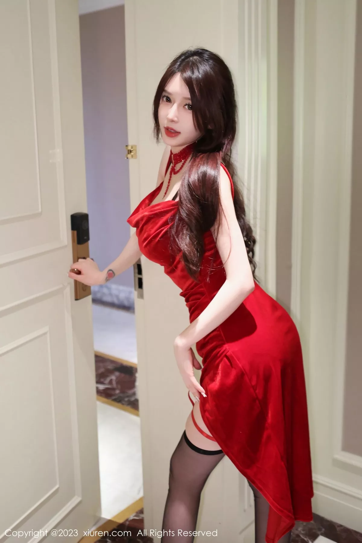 秀人集.com_[XiuRen秀人网]No.6460_模特玉兔miki私房性感红色吊带长裙露黑色蕾丝内衣惹火诱惑写真96P