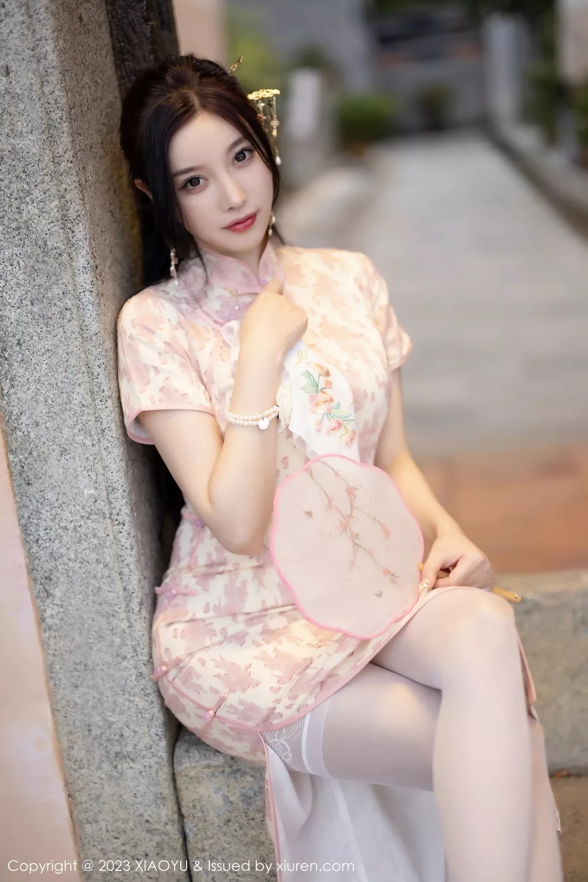 秀人集.com_[XiaoYu画语界]Vol.993_女神杨晨晨Yome脱浅色旗袍露白色蕾丝内衣配白丝吊袜诱惑写真90P