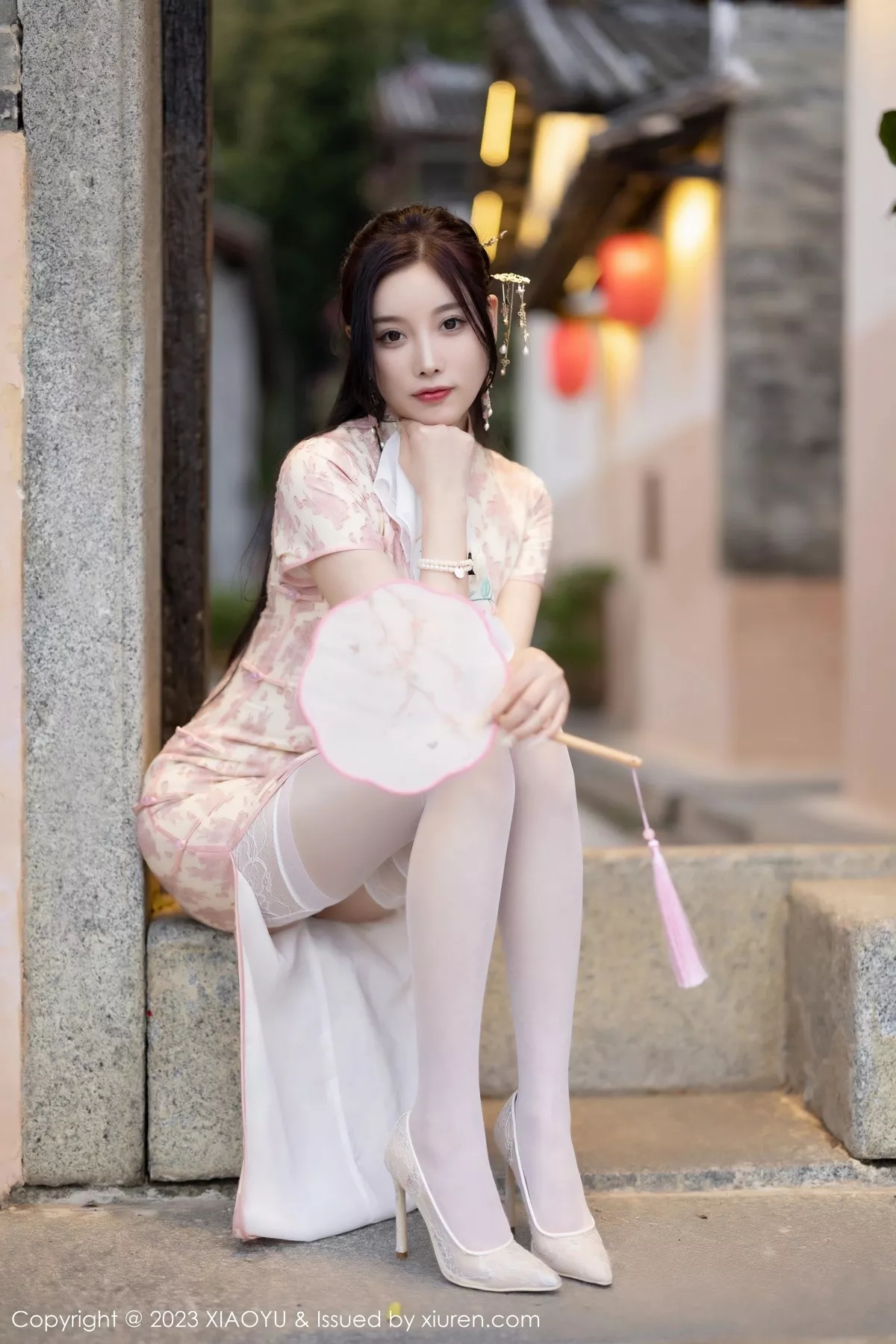 秀人集.com_[XiaoYu画语界]Vol.993_女神杨晨晨Yome脱浅色旗袍露白色蕾丝内衣配白丝吊袜诱惑写真90P
