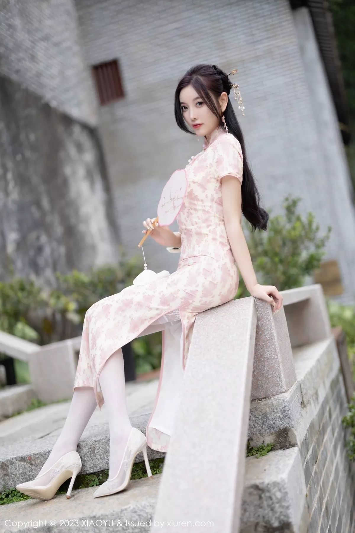 秀人集.com_[XiaoYu画语界]Vol.993_女神杨晨晨Yome脱浅色旗袍露白色蕾丝内衣配白丝吊袜诱惑写真90P