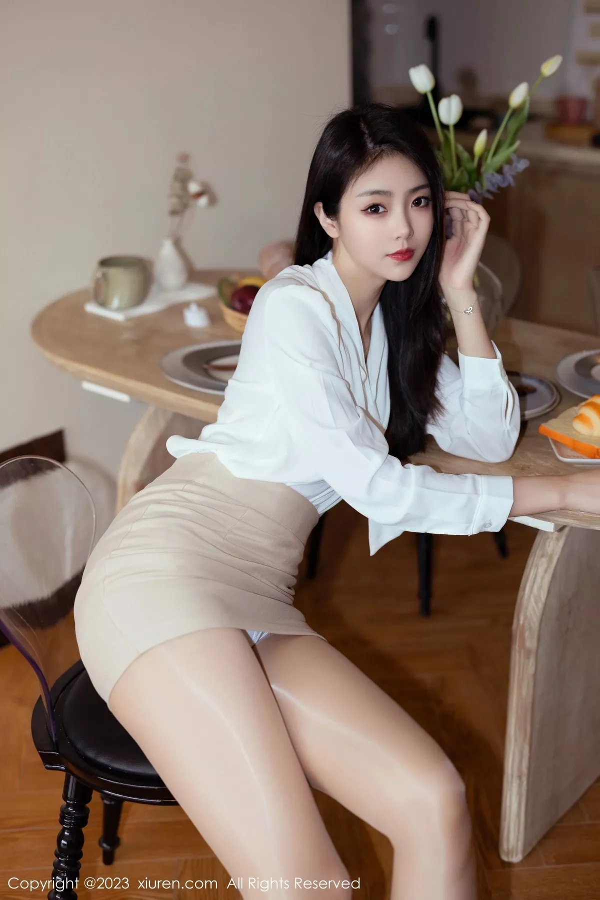 秀人集.com_[XiuRen秀人网]No.6465_模特可乐Vicky性感白T配浅黄色短裙露闪亮肉丝秀美腿诱惑写真64P