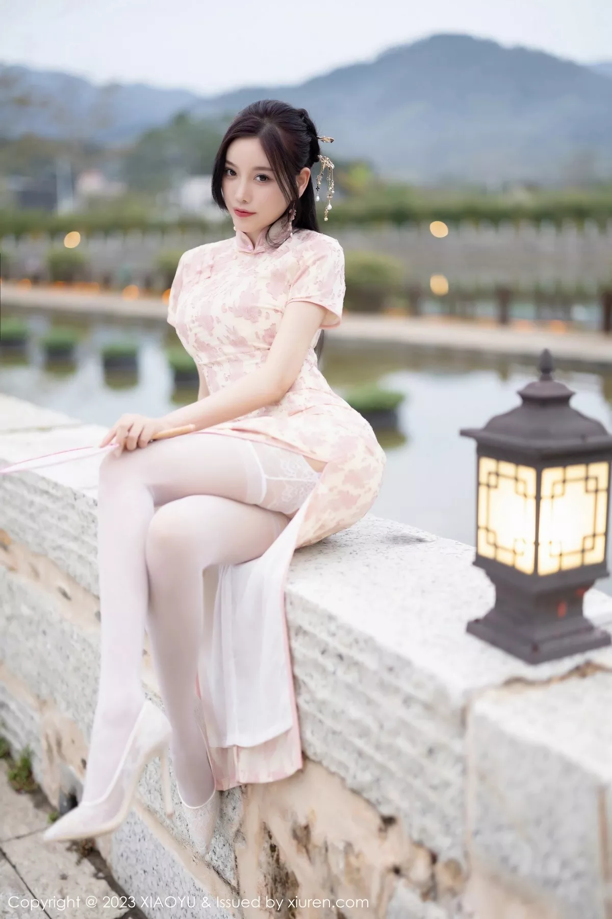 秀人集.com_[XiaoYu画语界]Vol.993_女神杨晨晨Yome脱浅色旗袍露白色蕾丝内衣配白丝吊袜诱惑写真90P